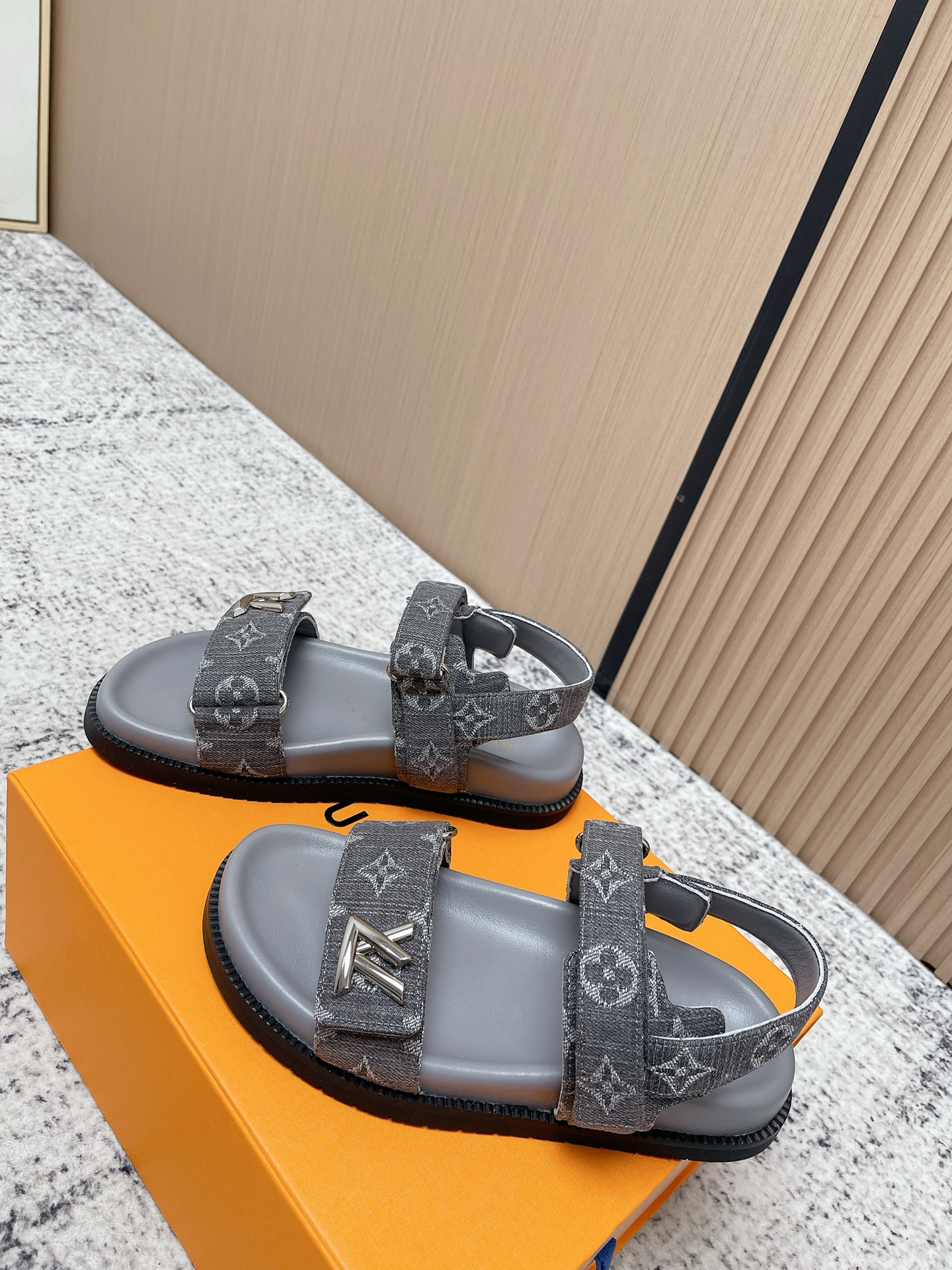Louis Vuitton LV村上隆联名 L家驴牌BOM DIA COMFORT系列 魔术贴 牛仔布 老花 凉鞋 平底凉拖鞋