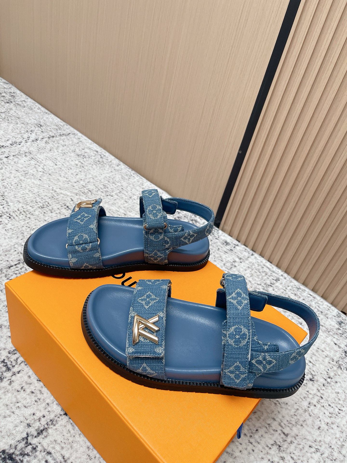 Louis Vuitton LV村上隆联名 L家驴牌BOM DIA COMFORT系列 魔术贴 牛仔布 老花 凉鞋 平底凉拖鞋