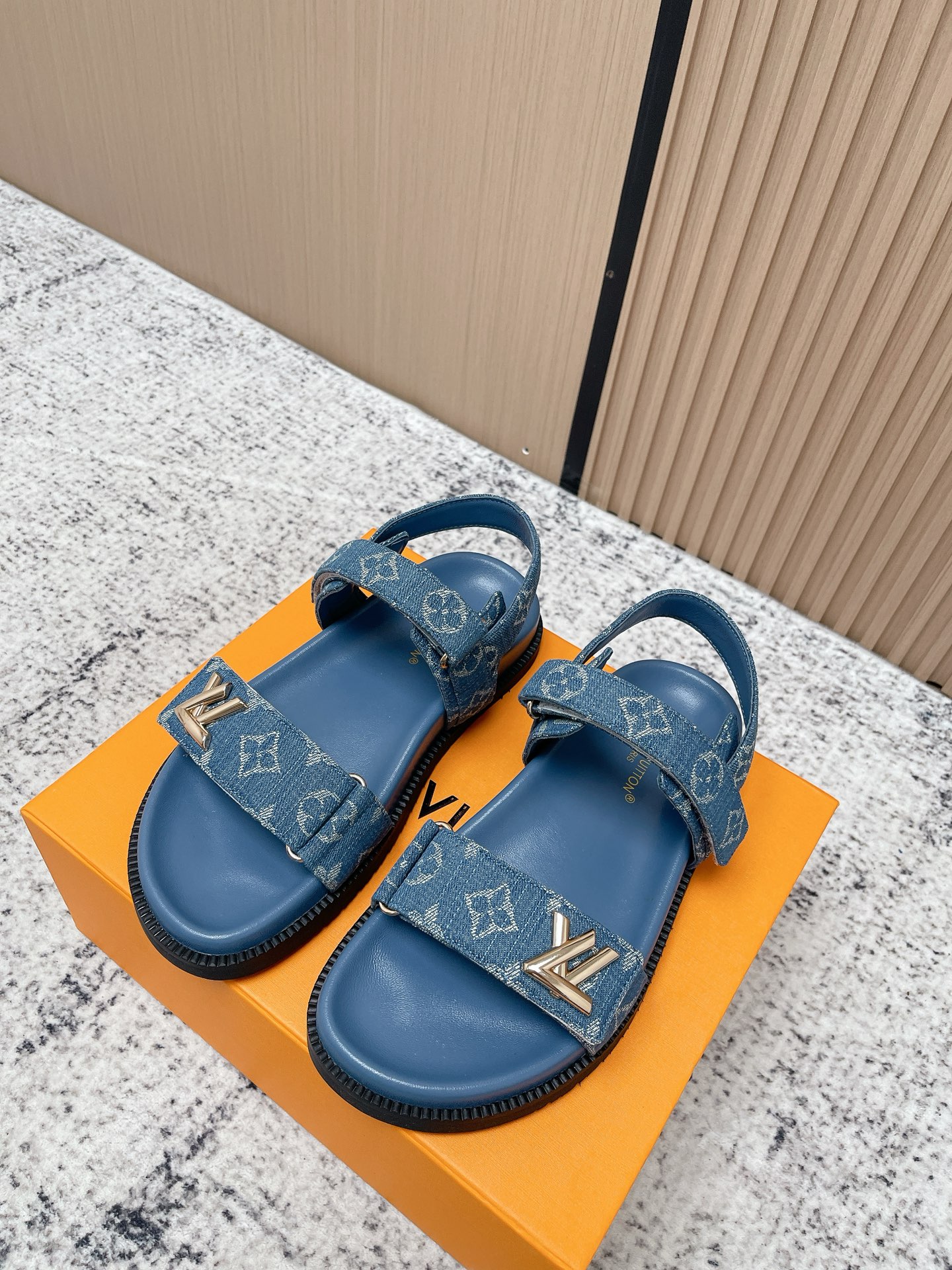 Louis Vuitton LV村上隆联名 L家驴牌BOM DIA COMFORT系列 魔术贴 牛仔布 老花 凉鞋 平底凉拖鞋