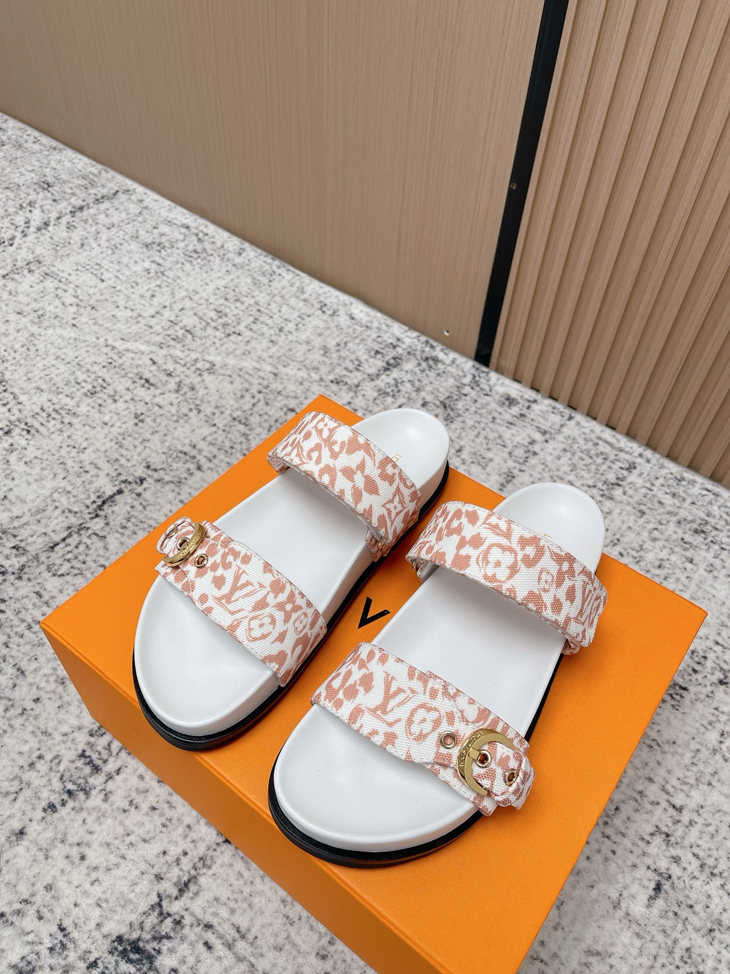 Louis Vuitton LV村上隆联名 L家驴牌BOM DIA COMFORT系列 魔术贴 牛仔布 老花 凉鞋 平底凉拖鞋