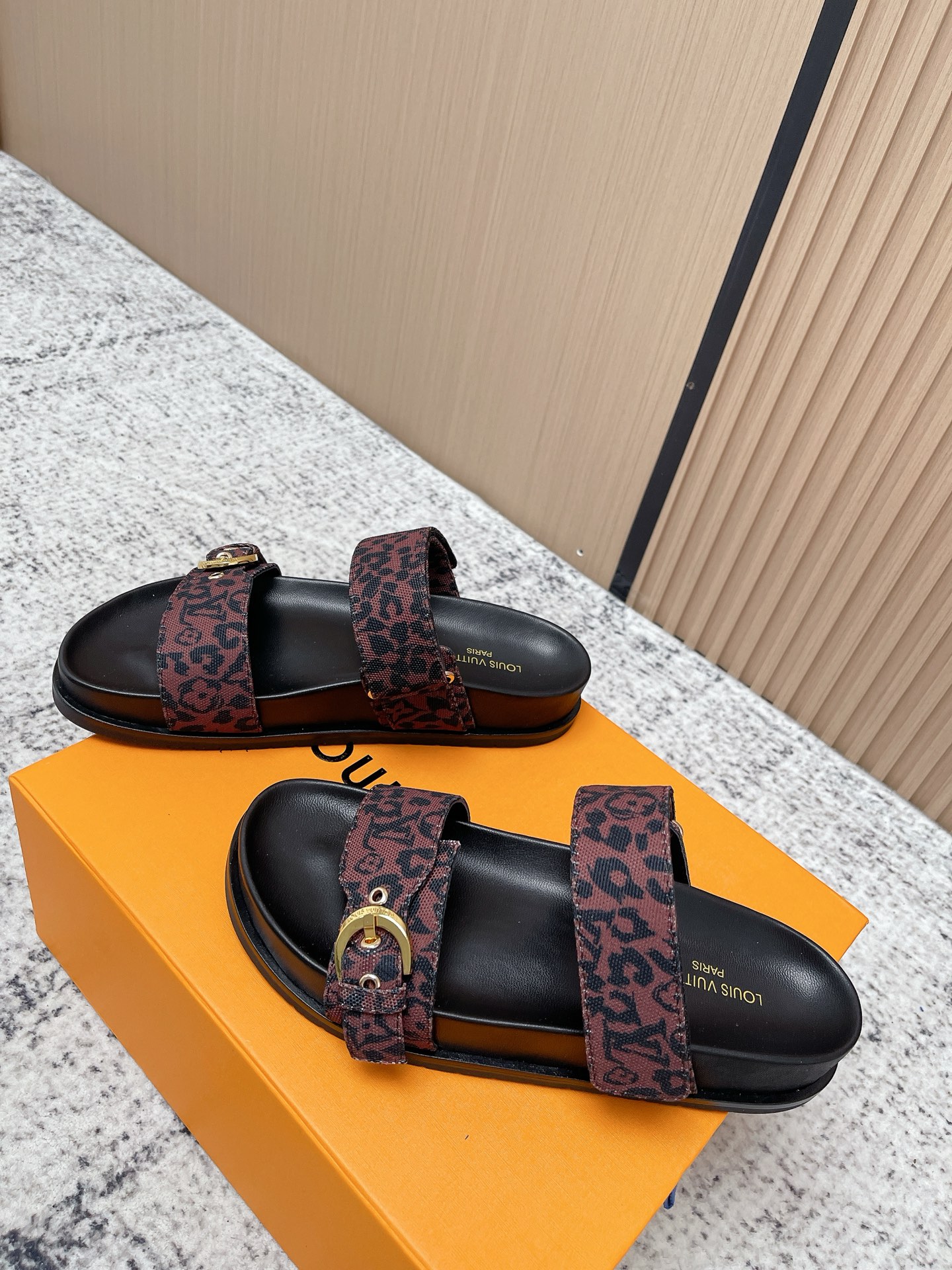 Louis Vuitton LV村上隆联名 L家驴牌BOM DIA COMFORT系列 魔术贴 牛仔布 老花 凉鞋 平底凉拖鞋