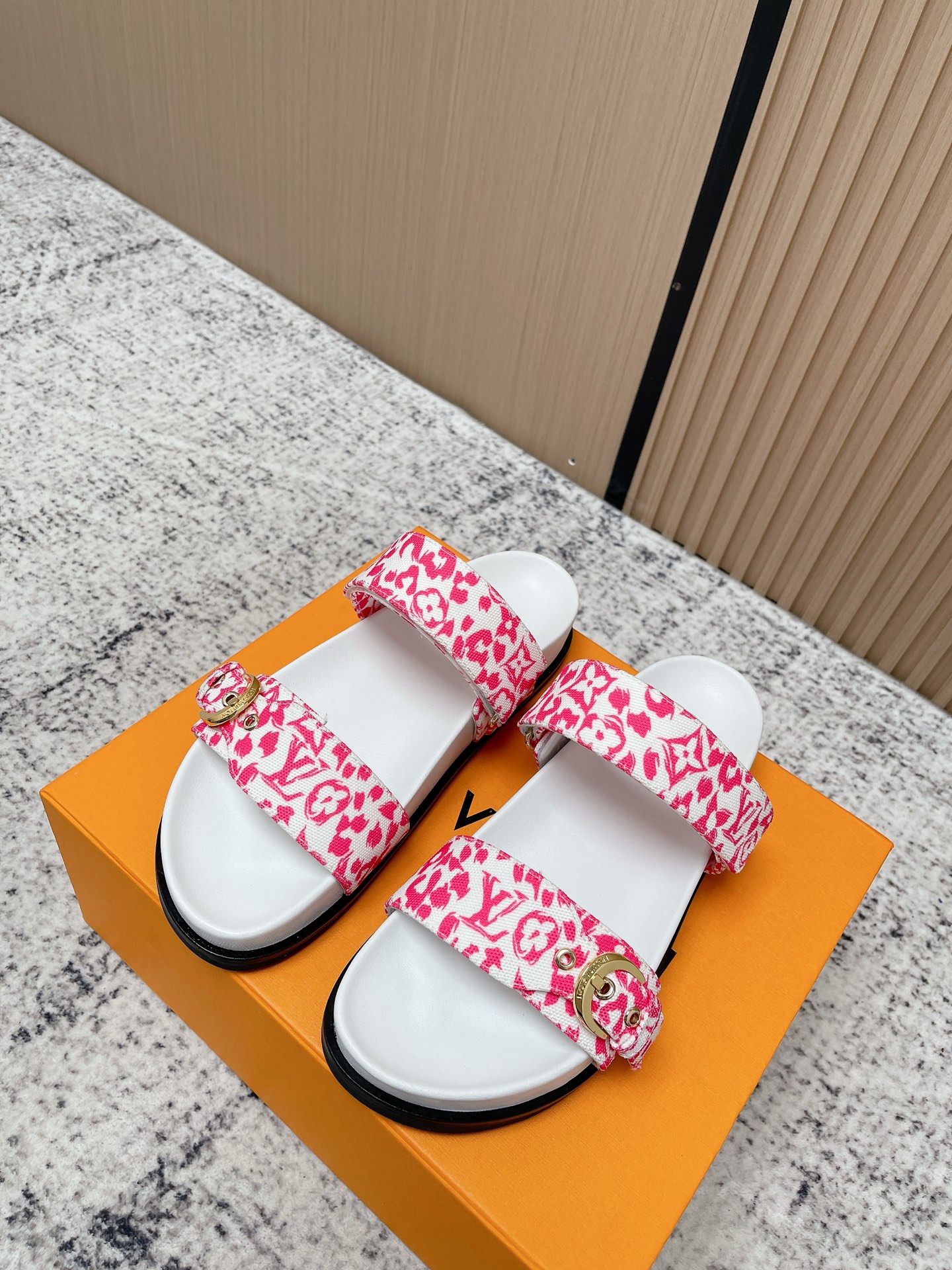 Louis Vuitton LV村上隆联名 L家驴牌BOM DIA COMFORT系列 魔术贴 牛仔布 老花 凉鞋 平底凉拖鞋