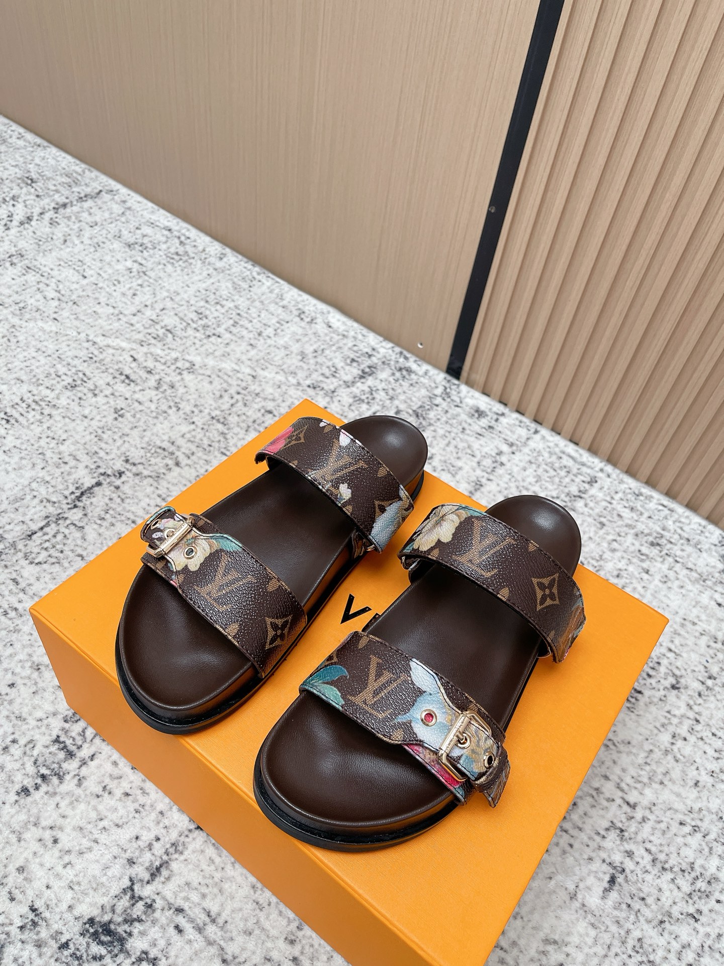 Louis Vuitton LV村上隆联名 L家驴牌BOM DIA COMFORT系列 魔术贴 牛仔布 老花 凉鞋 平底凉拖鞋