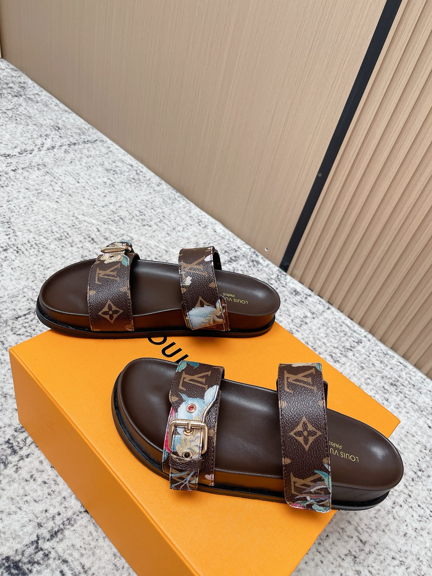 Louis Vuitton LV村上隆联名 L家驴牌BOM DIA COMFORT系列 魔术贴 牛仔布 老花 凉鞋 平底凉拖鞋