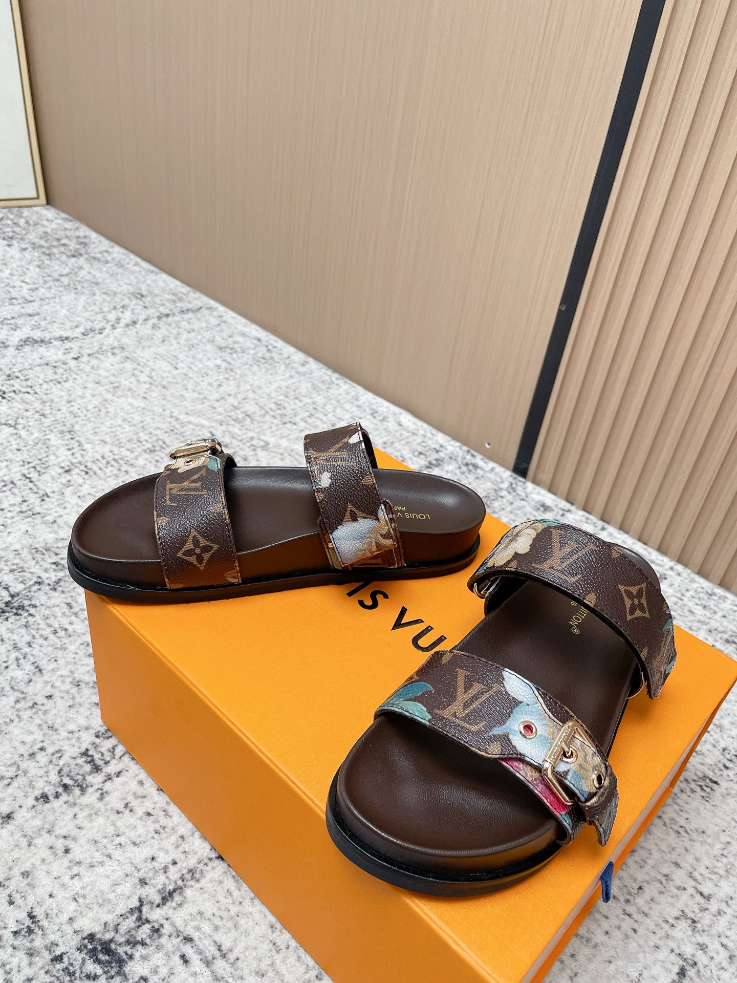 Louis Vuitton LV村上隆联名 L家驴牌BOM DIA COMFORT系列 魔术贴 牛仔布 老花 凉鞋 平底凉拖鞋