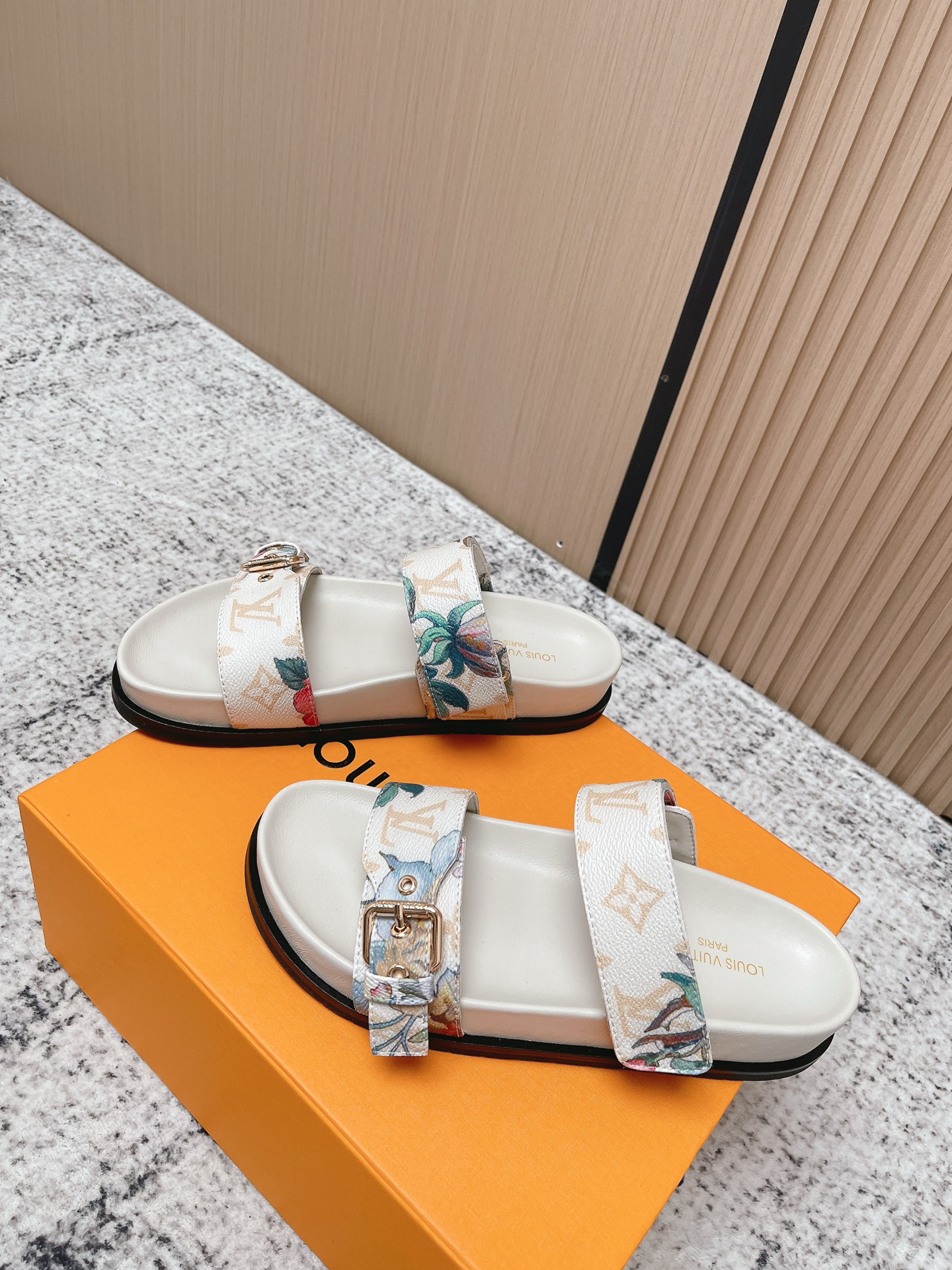 Louis Vuitton LV村上隆联名 L家驴牌BOM DIA COMFORT系列 魔术贴 牛仔布 老花 凉鞋 平底凉拖鞋