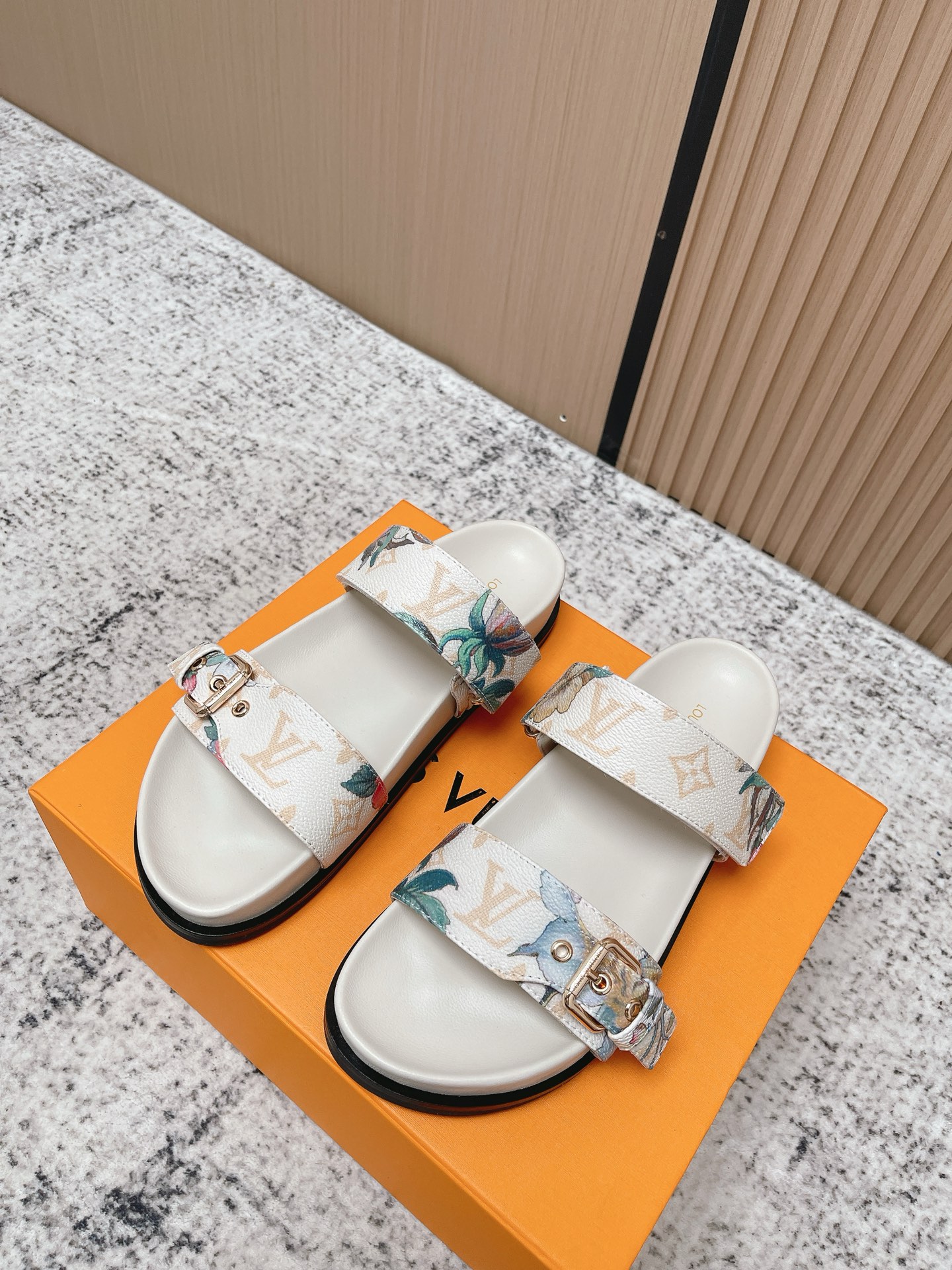 Louis Vuitton LV村上隆联名 L家驴牌BOM DIA COMFORT系列 魔术贴 牛仔布 老花 凉鞋 平底凉拖鞋