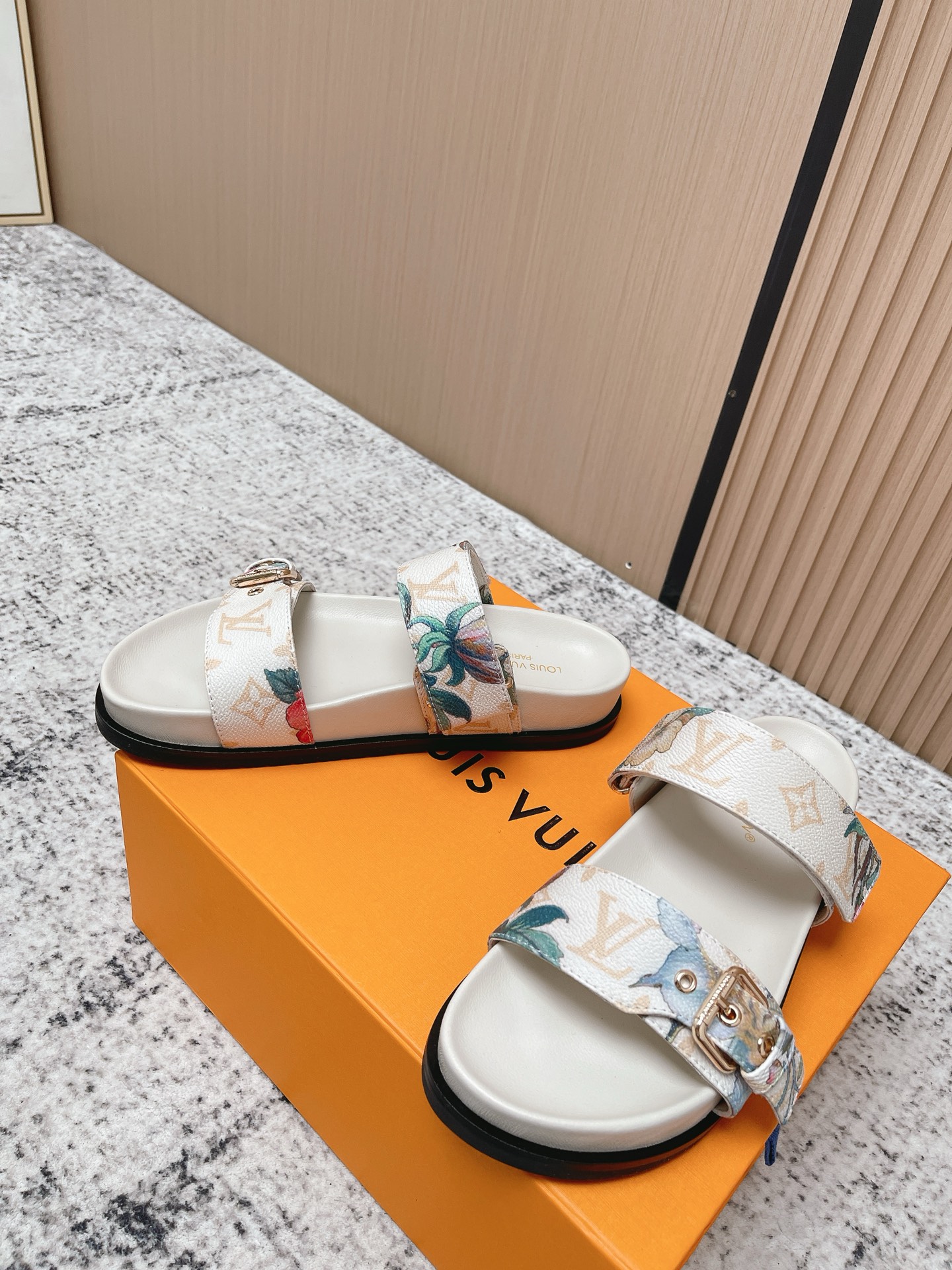 Louis Vuitton LV村上隆联名 L家驴牌BOM DIA COMFORT系列 魔术贴 牛仔布 老花 凉鞋 平底凉拖鞋