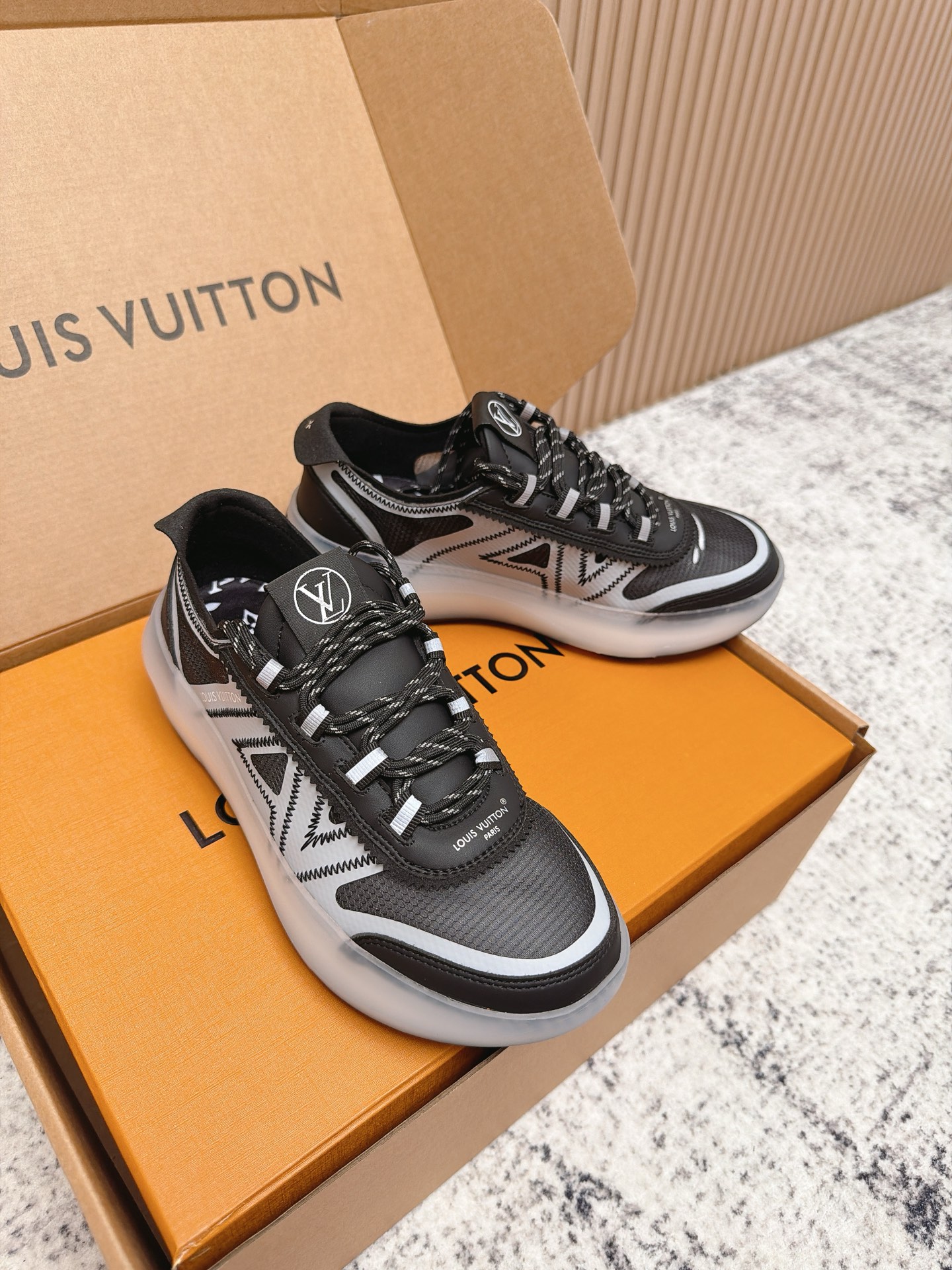 Louis Vuitton LV Run Away系列运动鞋 织物+皮革拼接 搭配白色几何图案 简约又有辨识度