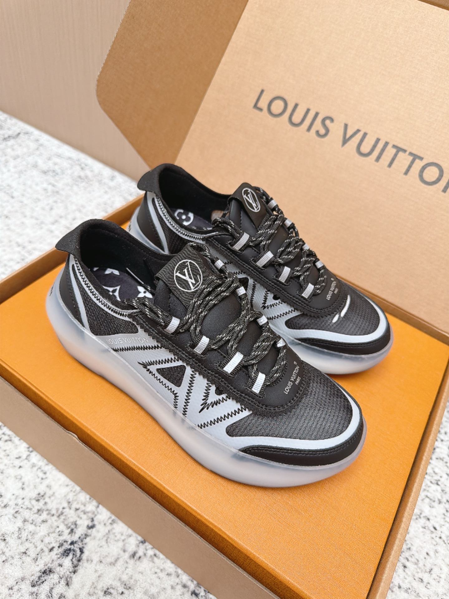 Louis Vuitton LV Run Away系列运动鞋 织物+皮革拼接 搭配白色几何图案 简约又有辨识度