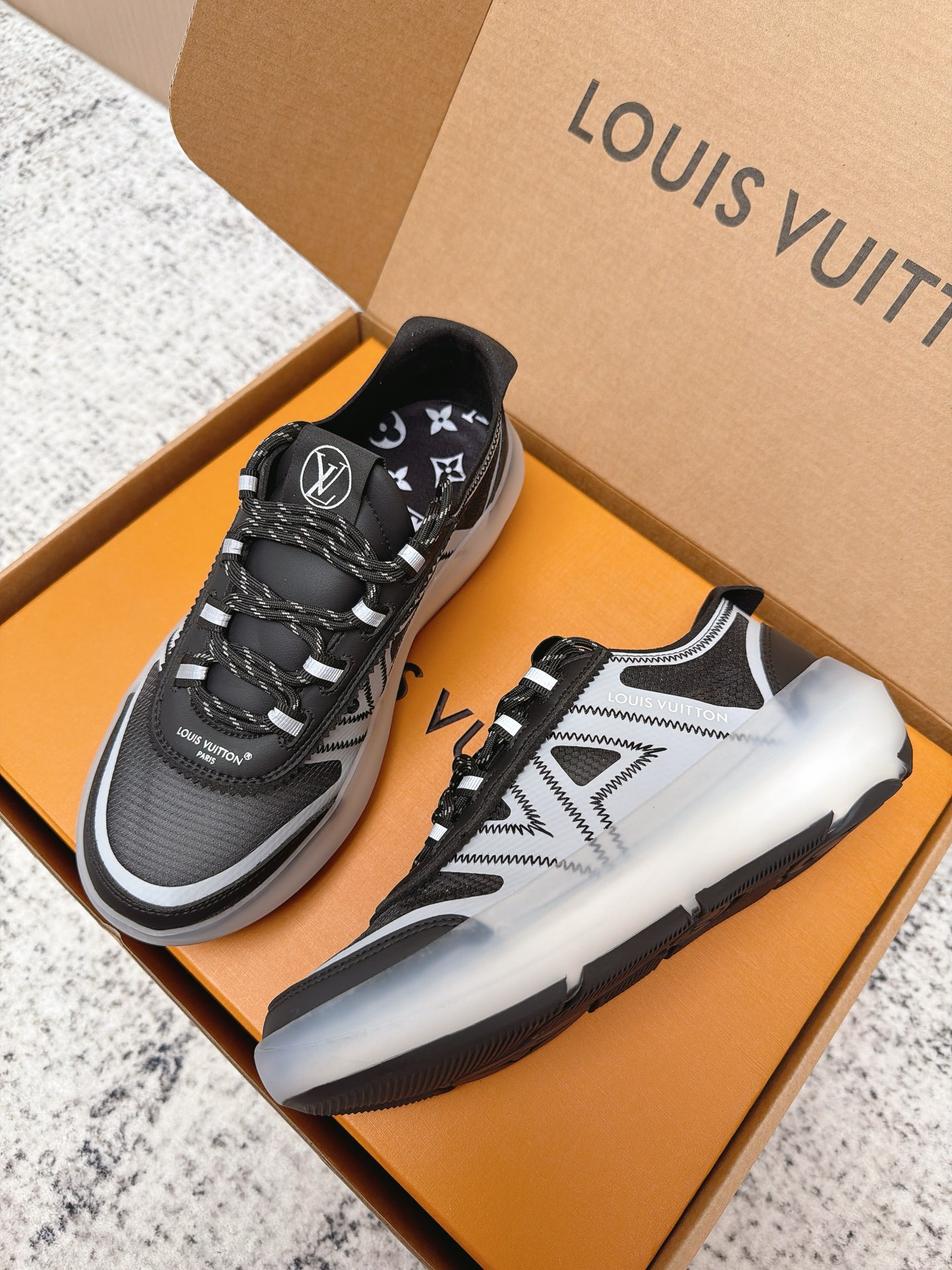 Louis Vuitton LV Run Away系列运动鞋 织物+皮革拼接 搭配白色几何图案 简约又有辨识度