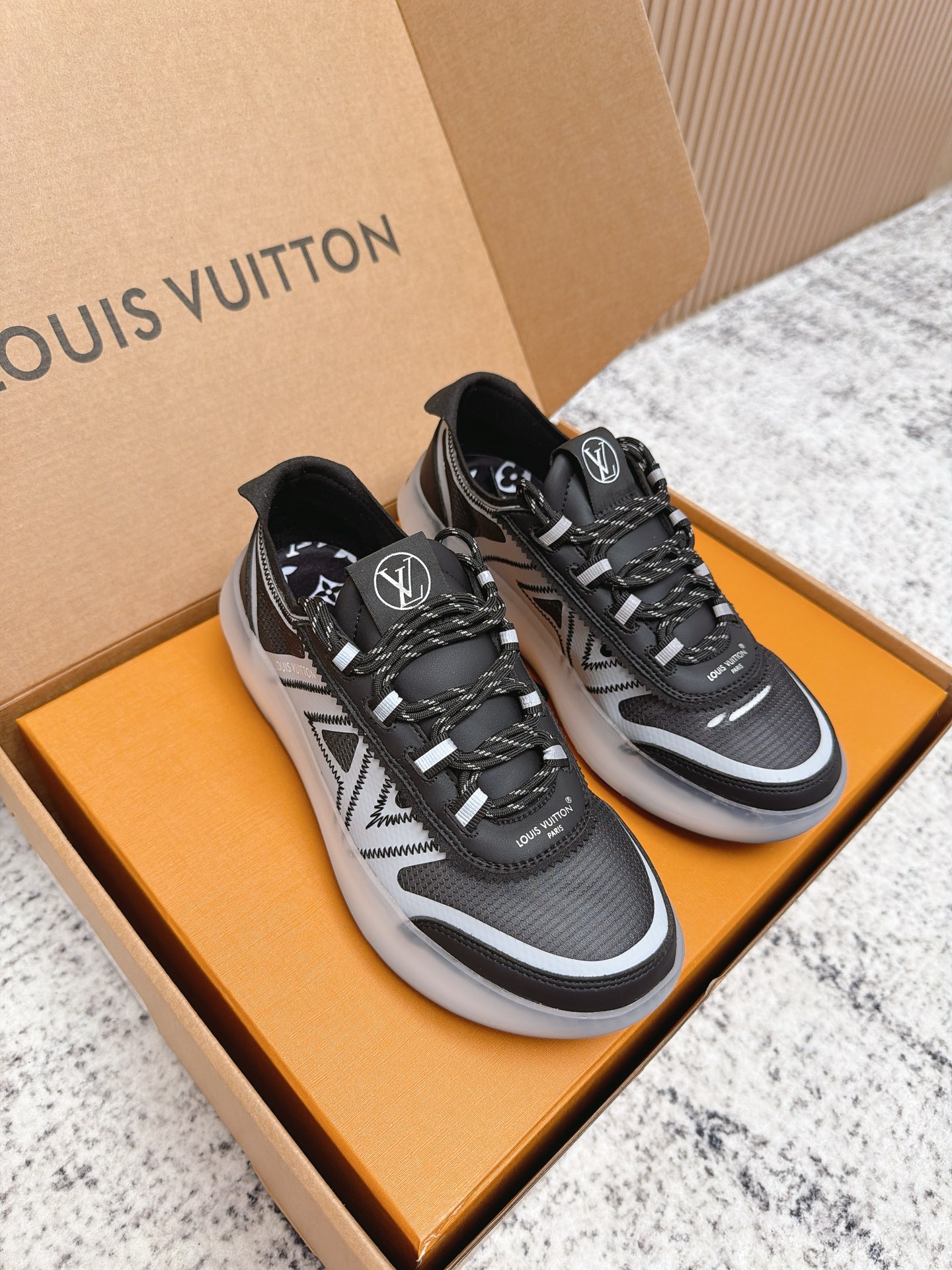Louis Vuitton LV Run Away系列运动鞋 织物+皮革拼接 搭配白色几何图案 简约又有辨识度