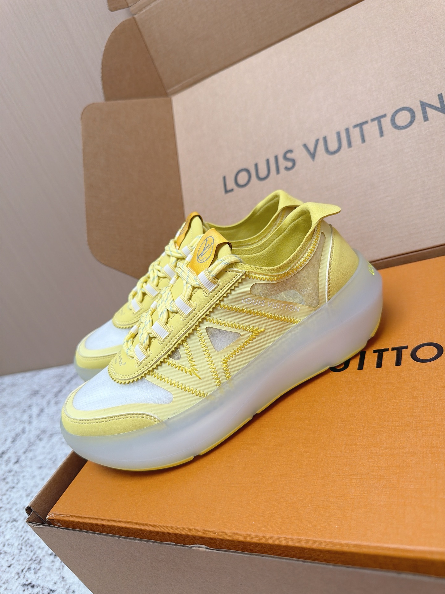 Louis Vuitton LV Run Away系列运动鞋 织物+皮革拼接 搭配白色几何图案 简约又有辨识度