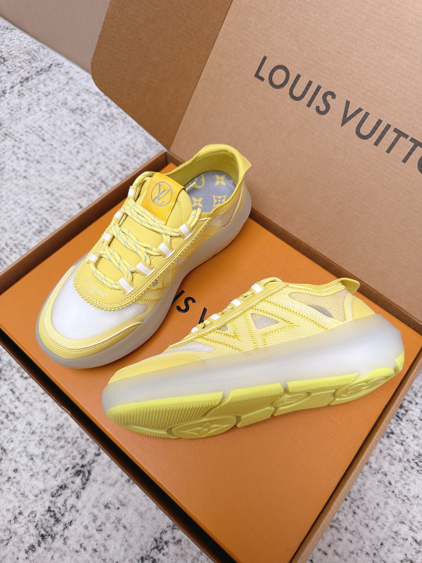 Louis Vuitton LV Run Away系列运动鞋 织物+皮革拼接 搭配白色几何图案 简约又有辨识度