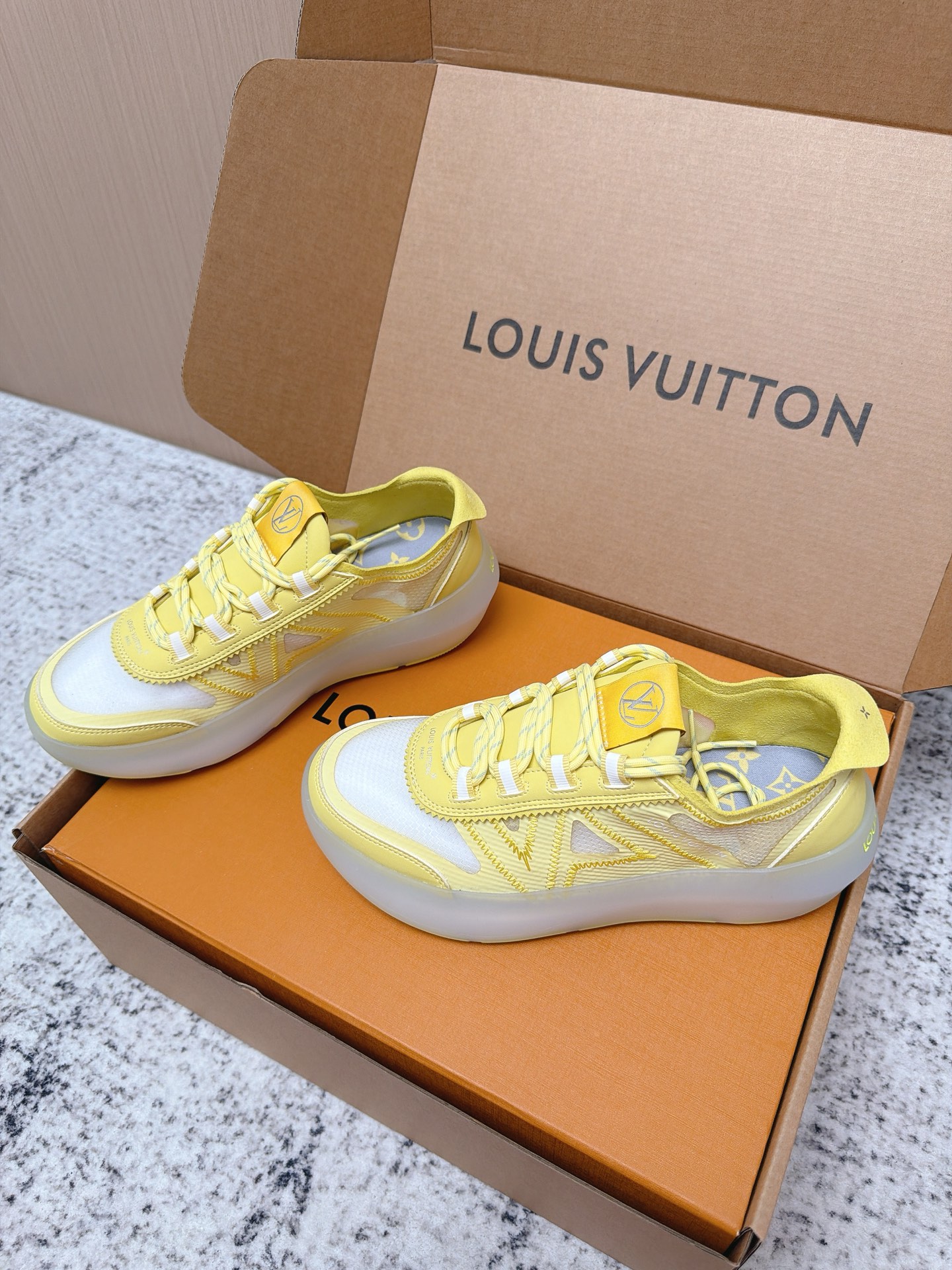 Louis Vuitton LV Run Away系列运动鞋 织物+皮革拼接 搭配白色几何图案 简约又有辨识度