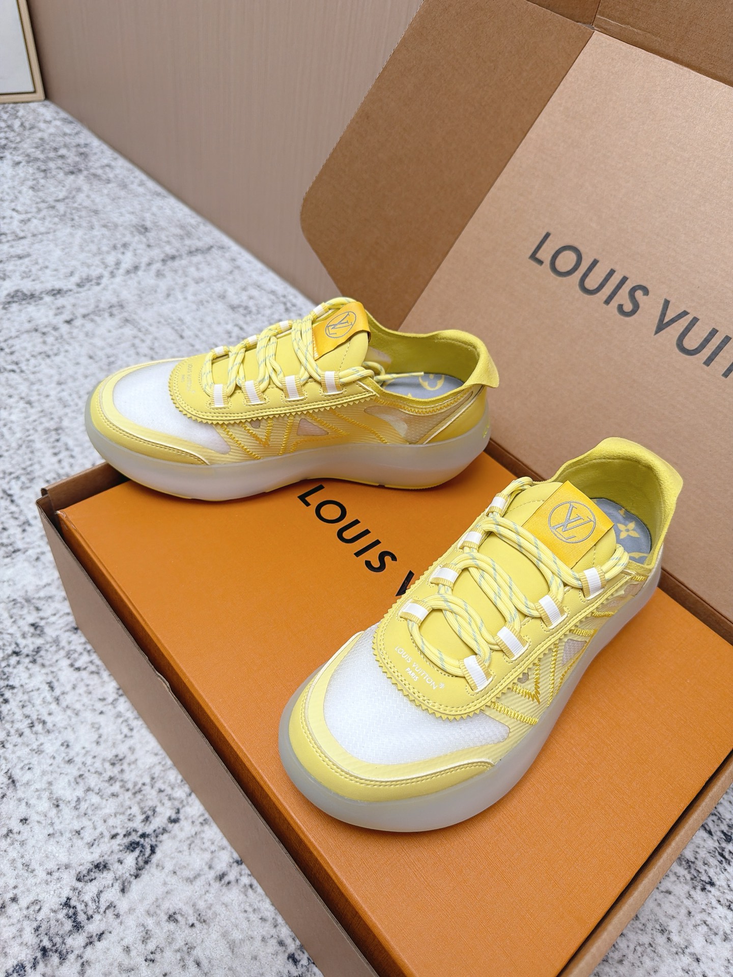 Louis Vuitton LV Run Away系列运动鞋 织物+皮革拼接 搭配白色几何图案 简约又有辨识度