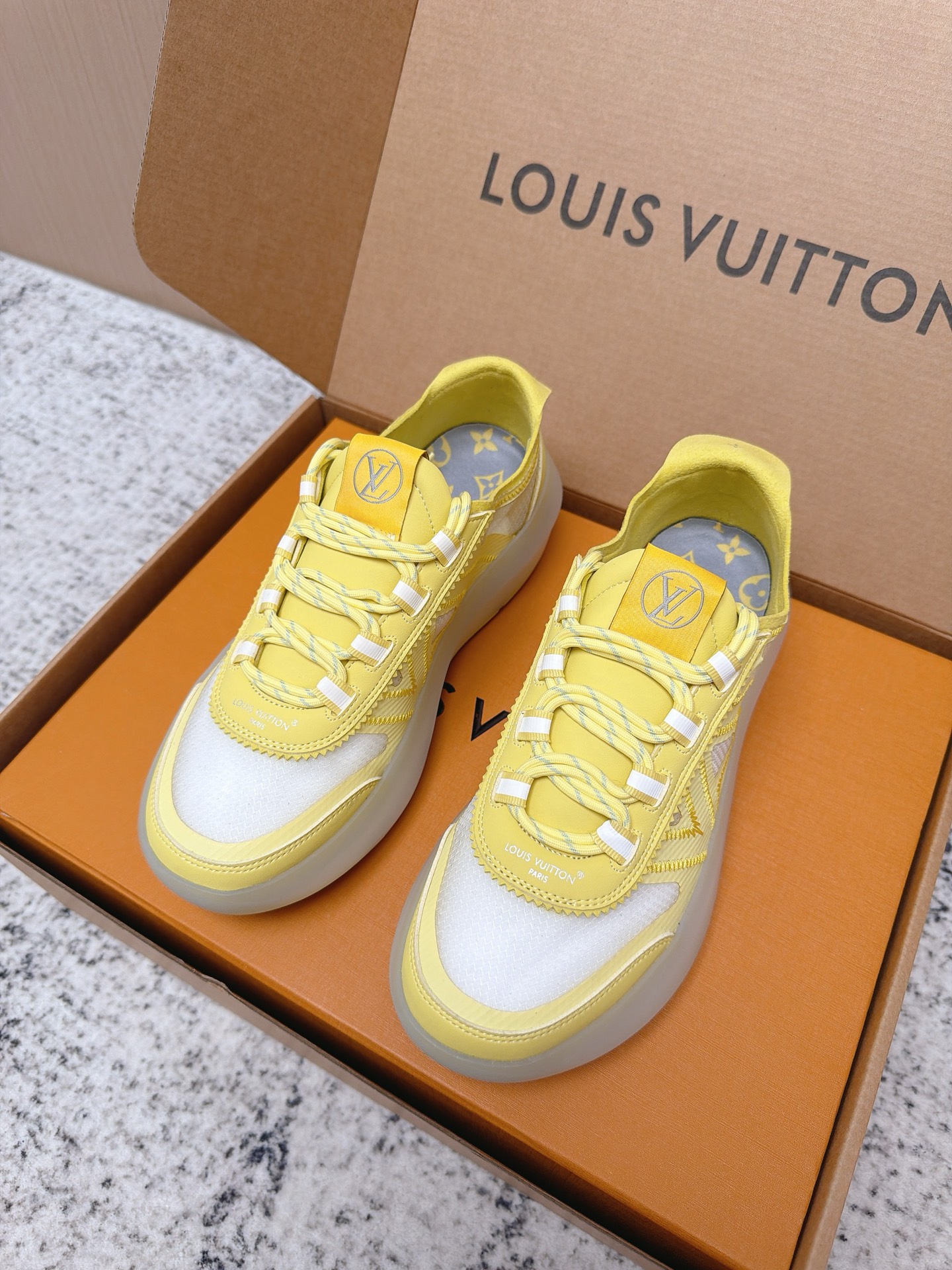Louis Vuitton LV Run Away系列运动鞋 织物+皮革拼接 搭配白色几何图案 简约又有辨识度