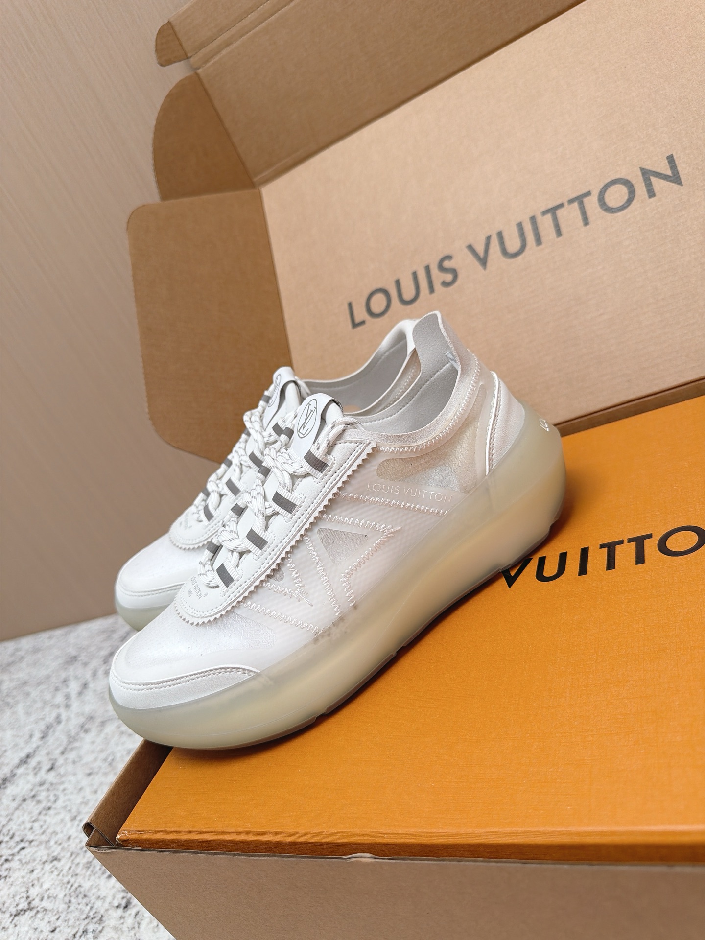 Louis Vuitton LV Run Away系列运动鞋 织物+皮革拼接 搭配白色几何图案 简约又有辨识度