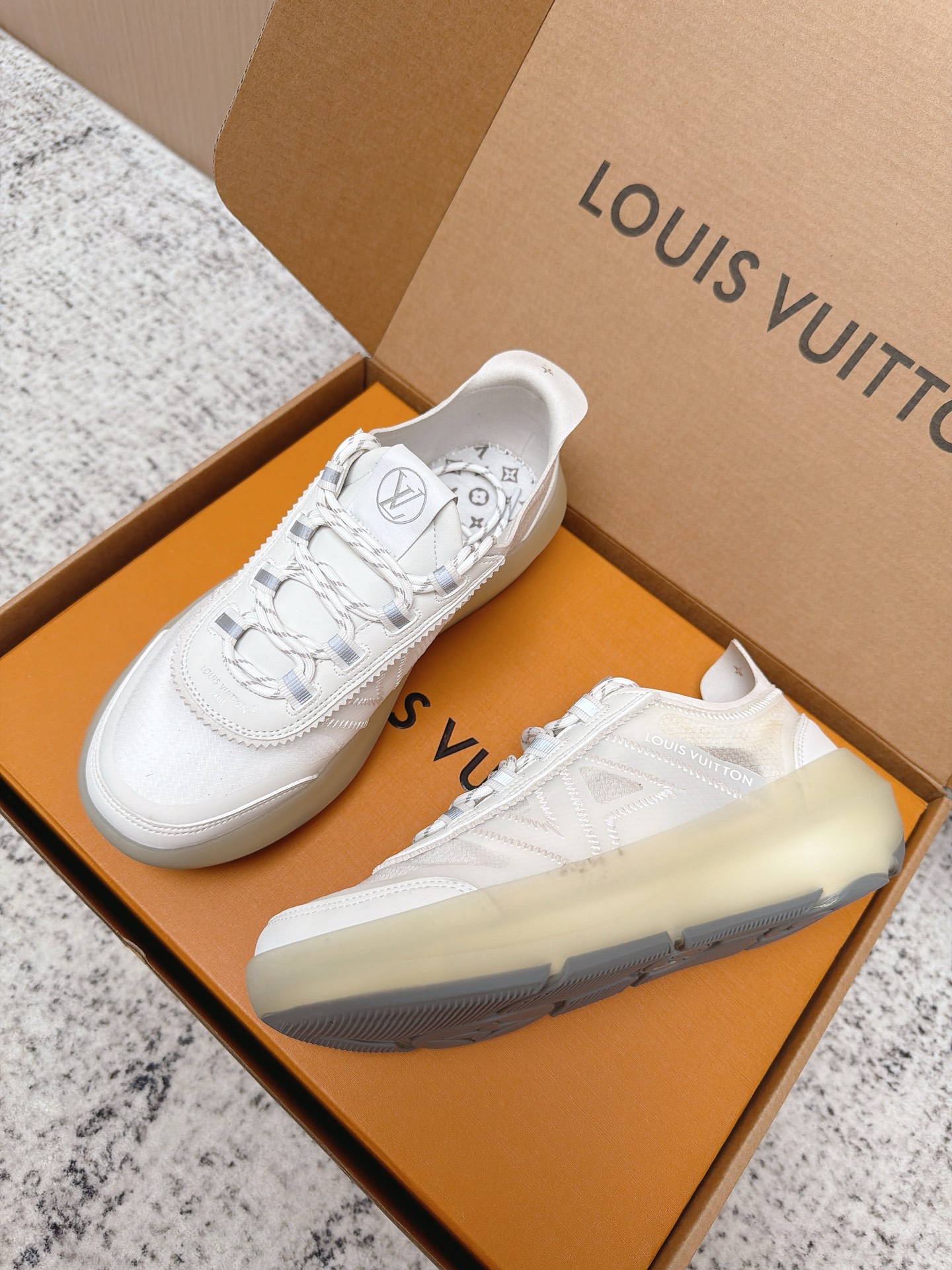 Louis Vuitton LV Run Away系列运动鞋 织物+皮革拼接 搭配白色几何图案 简约又有辨识度