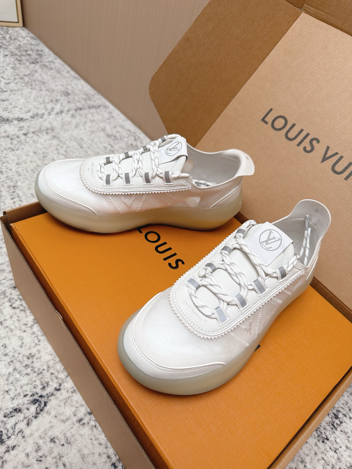 Louis Vuitton LV Run Away系列运动鞋 织物+皮革拼接 搭配白色几何图案 简约又有辨识度