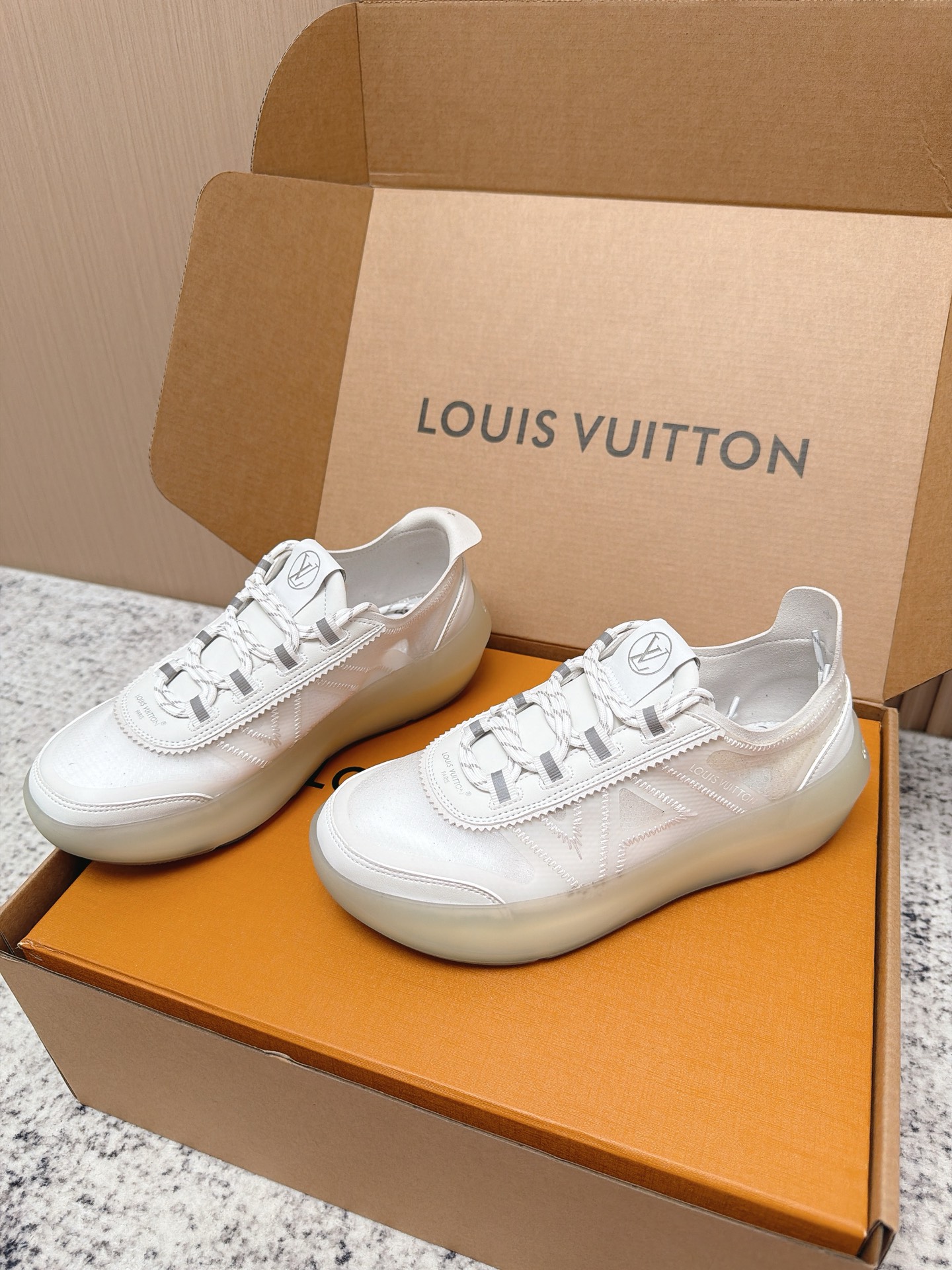 Louis Vuitton LV Run Away系列运动鞋 织物+皮革拼接 搭配白色几何图案 简约又有辨识度