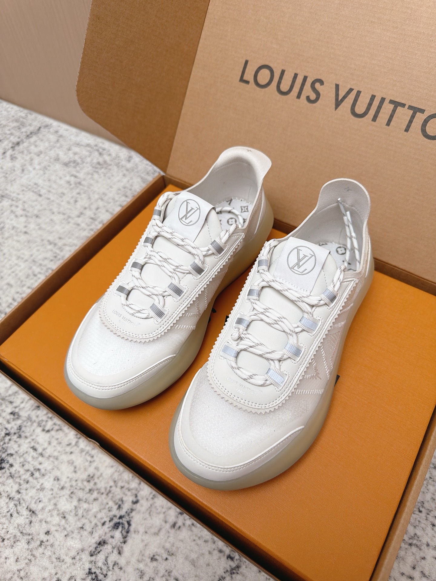 Louis Vuitton LV Run Away系列运动鞋 织物+皮革拼接 搭配白色几何图案 简约又有辨识度