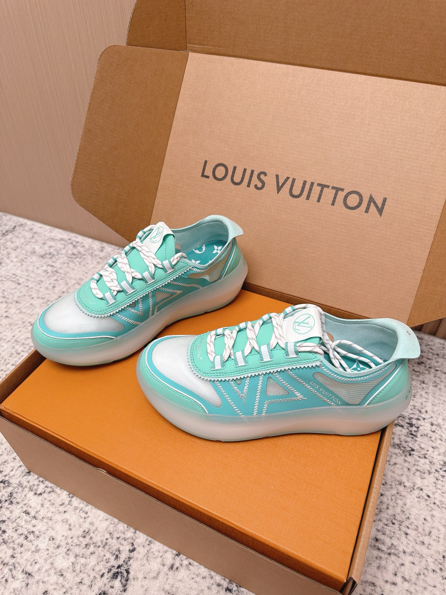 Louis Vuitton LV Run Away系列运动鞋 织物+皮革拼接 搭配白色几何图案 简约又有辨识度