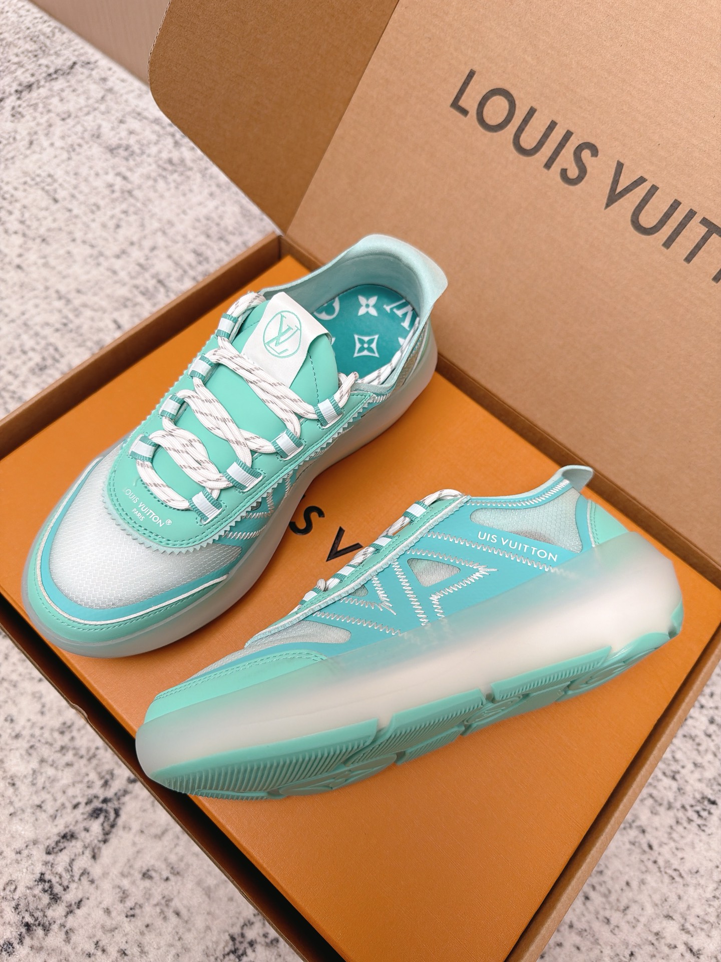 Louis Vuitton LV Run Away系列运动鞋 织物+皮革拼接 搭配白色几何图案 简约又有辨识度