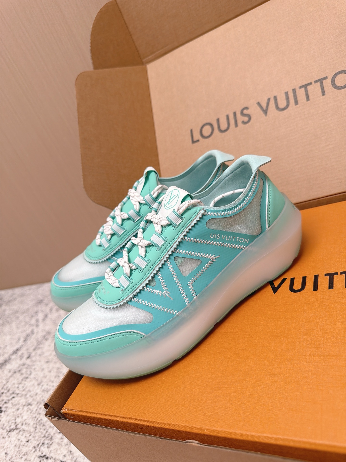 Louis Vuitton LV Run Away系列运动鞋 织物+皮革拼接 搭配白色几何图案 简约又有辨识度
