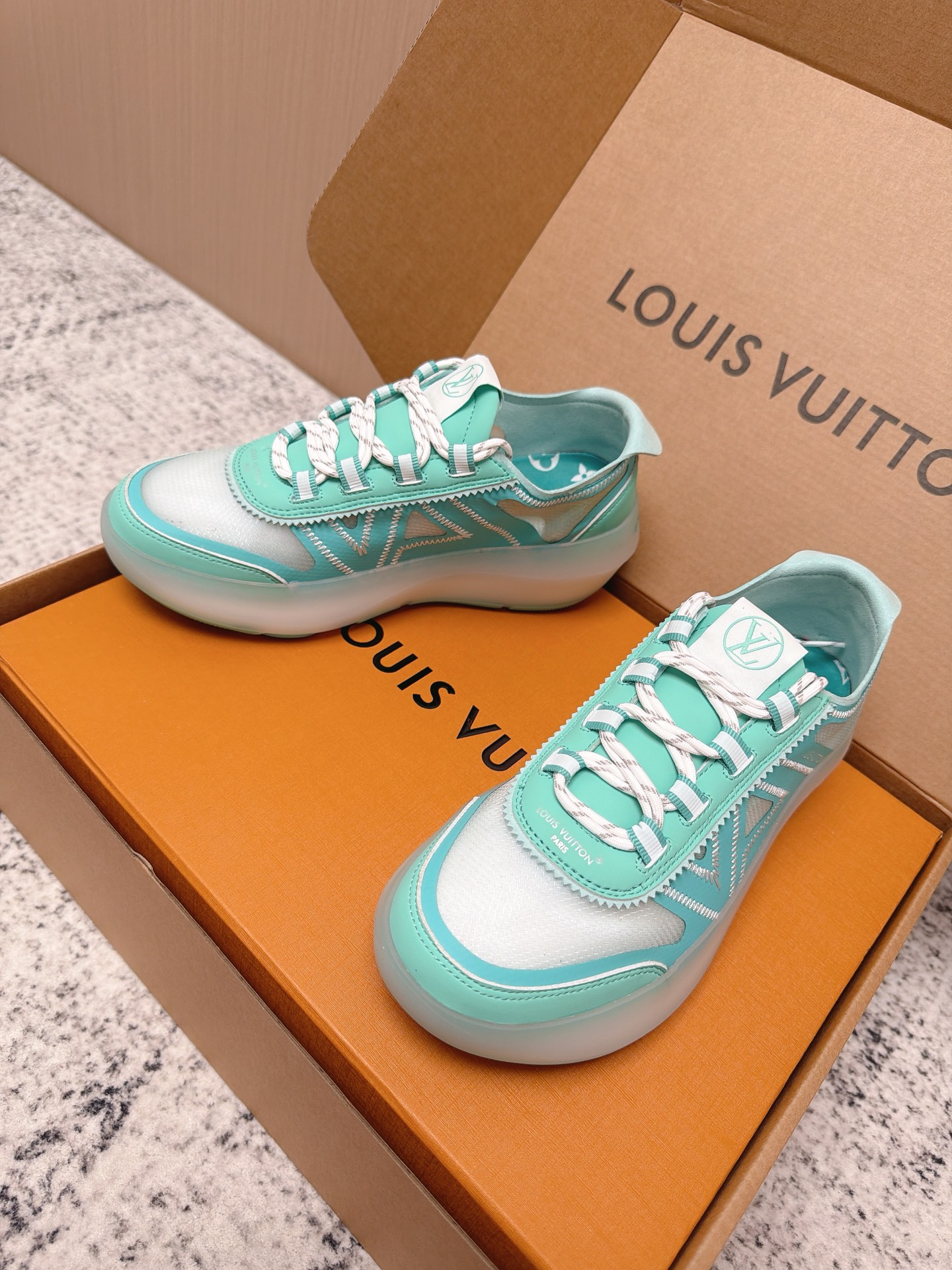 Louis Vuitton LV Run Away系列运动鞋 织物+皮革拼接 搭配白色几何图案 简约又有辨识度