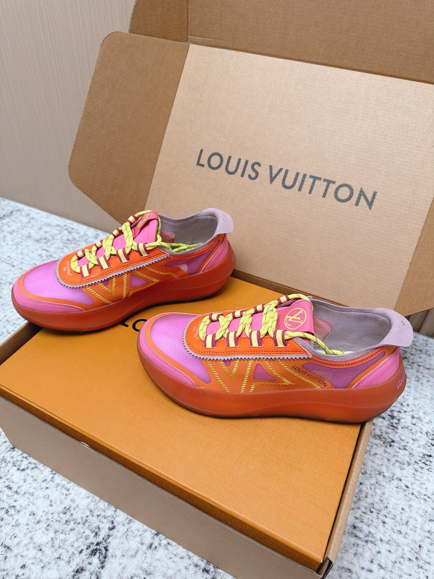 Louis Vuitton LV Run Away系列运动鞋 织物+皮革拼接 搭配白色几何图案 简约又有辨识度