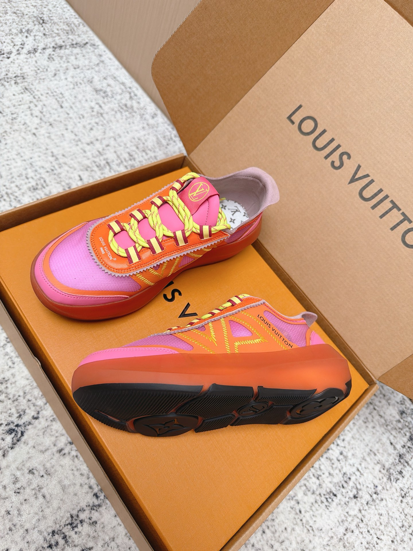 Louis Vuitton LV Run Away系列运动鞋 织物+皮革拼接 搭配白色几何图案 简约又有辨识度