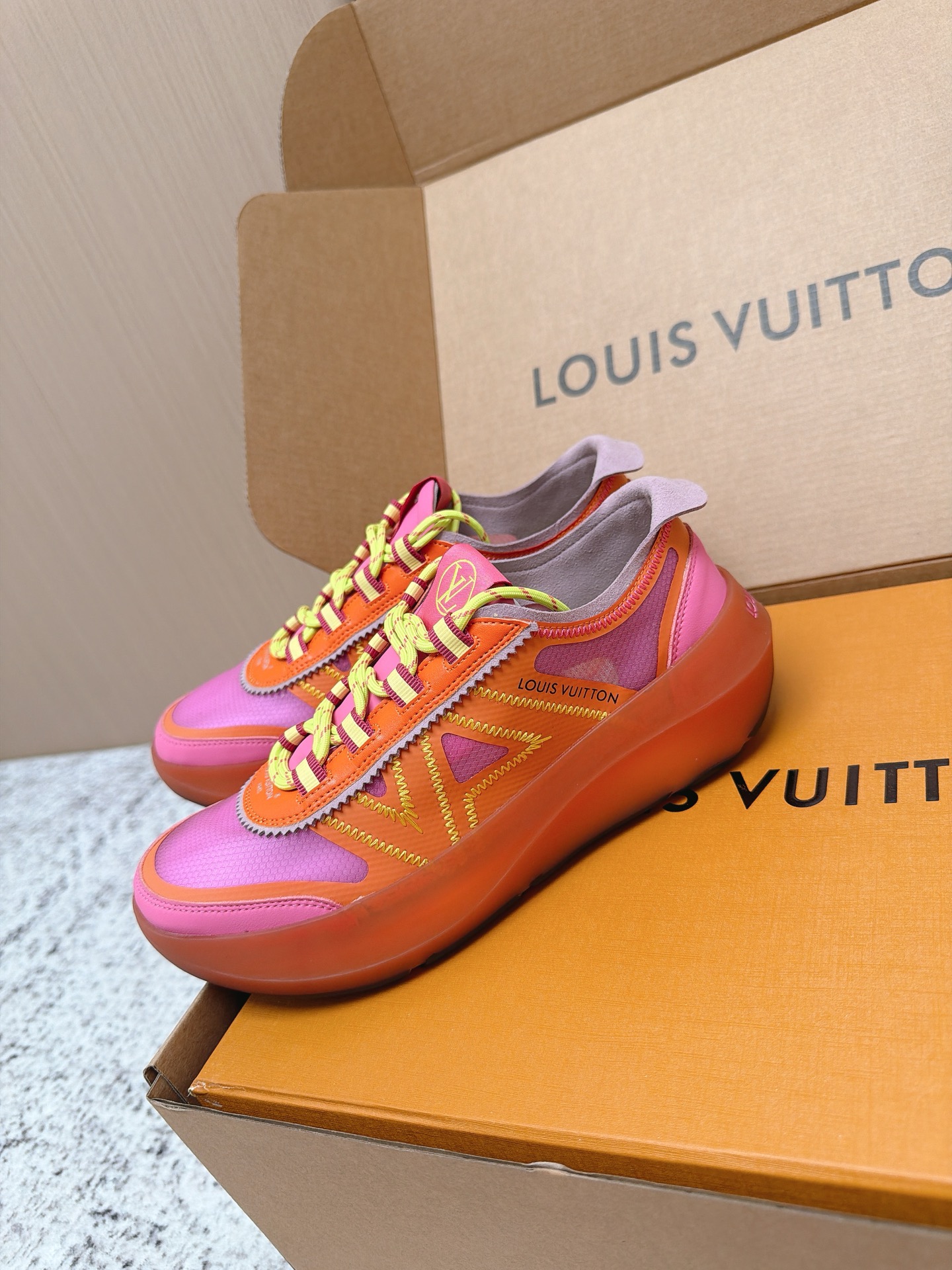 Louis Vuitton LV Run Away系列运动鞋 织物+皮革拼接 搭配白色几何图案 简约又有辨识度