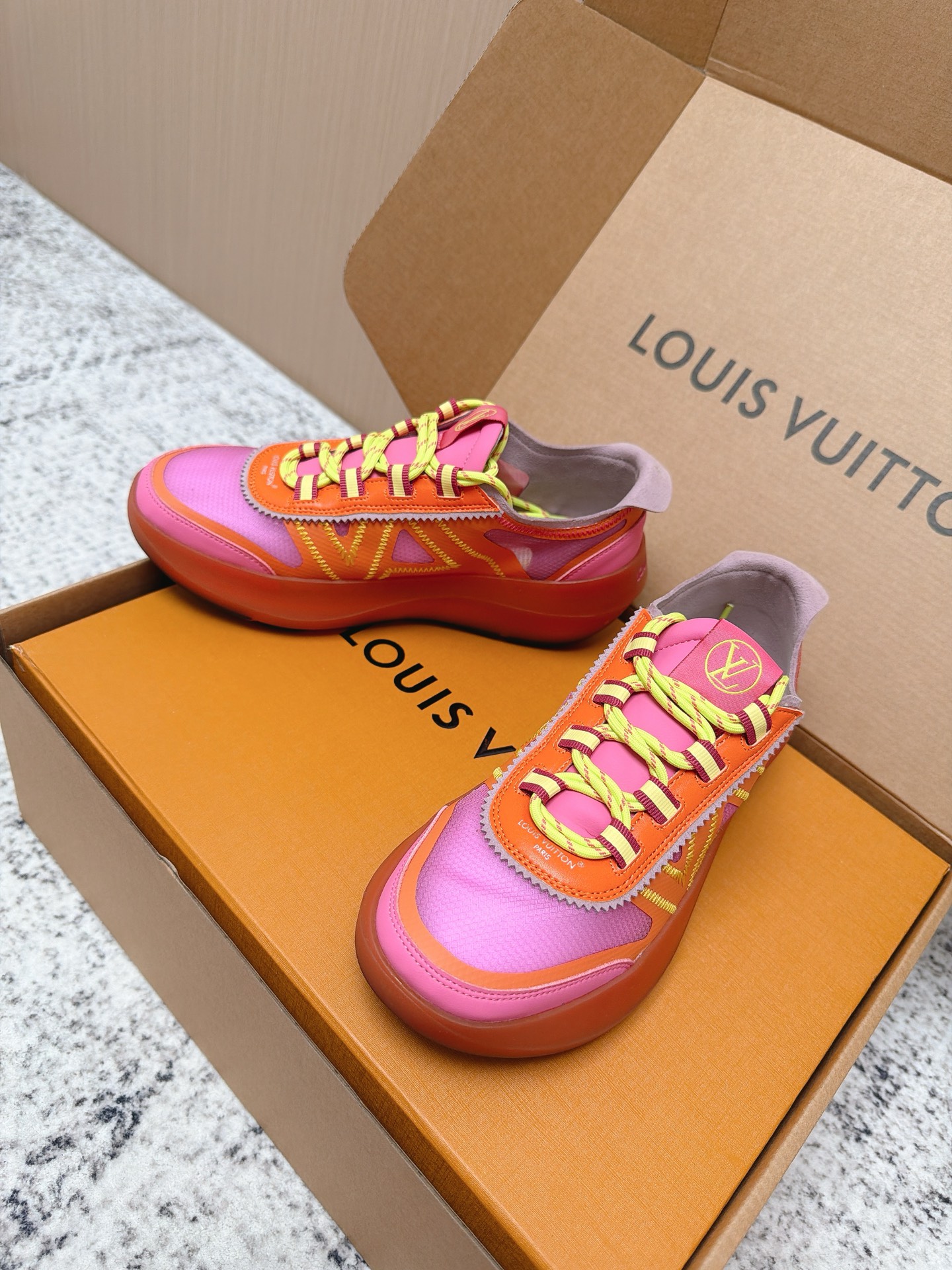 Louis Vuitton LV Run Away系列运动鞋 织物+皮革拼接 搭配白色几何图案 简约又有辨识度