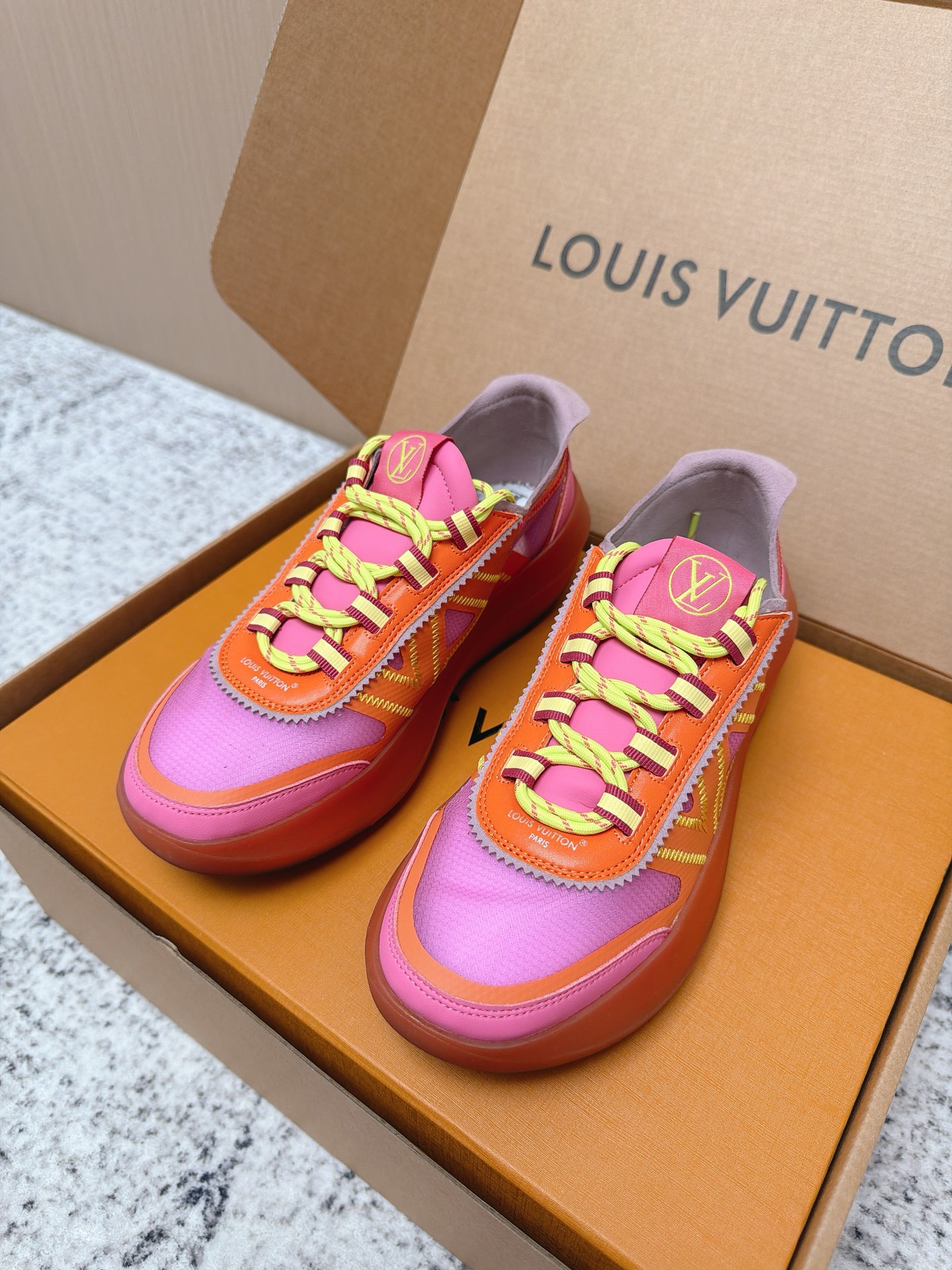 Louis Vuitton LV Run Away系列运动鞋 织物+皮革拼接 搭配白色几何图案 简约又有辨识度