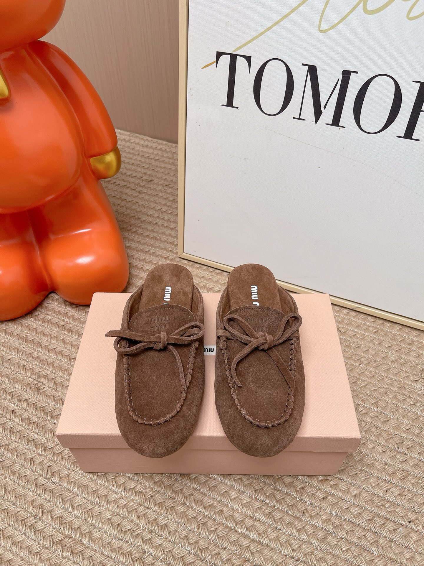 NO:815333,The top version of MIU MIU Miu Miu's new bow loafers for early spring. This pair of bow loafers really appeals to my aesthetic point!  The soft fufu suede material with smart handmade bows welds the girly and lazy feeling directly to the feet, and it is an all-inclusive slip-on design, which is more practical to wear. Whether it is daily commuting or going out on the weekend, it will instantly fill your feet with a sense of atmosphere. It is definitely a must-have in your shoe cabinet for spring and summer!  Every time you take a photo, it will be a blockbuster; even if you wear it casually at home, the soft-soled design is so comfortable that you don’t want to take it off. It is a real pair of shoes that can be used for all occasions!  Cow suede upper, cow suede lining, outsole, original molded outsole, size 35-39 (customized size 40 is non-returnable), loafers and half slippers, miumiu, loafers, chamois leather19860909顶级版本 MIU MIU 缪缪早春新款蝴蝶结乐福鞋 这双蝴蝶结乐福鞋真的长在了我的审美点上！软fufu的麂皮材质搭配灵动的手工蝴蝶结,把少女感和慵懒感直接焊在脚上,而且它是全包一脚蹬的设计,更实穿,不管是日常通勤还是周末出街,上脚瞬间氛围感拉满,绝对是你鞋柜里春夏必备的百搭王！ 随手一拍都是大片；就算居家休闲穿,软底设计也舒适到不想脱下来,真正的一双鞋搞定所有场合！ 鞋面牛反绒 内里牛反绒 大底原版开模大底 size35-39（40码定制不退换）,乐福鞋半拖,miumiu,loafers,chamois leather,Women's Shoes