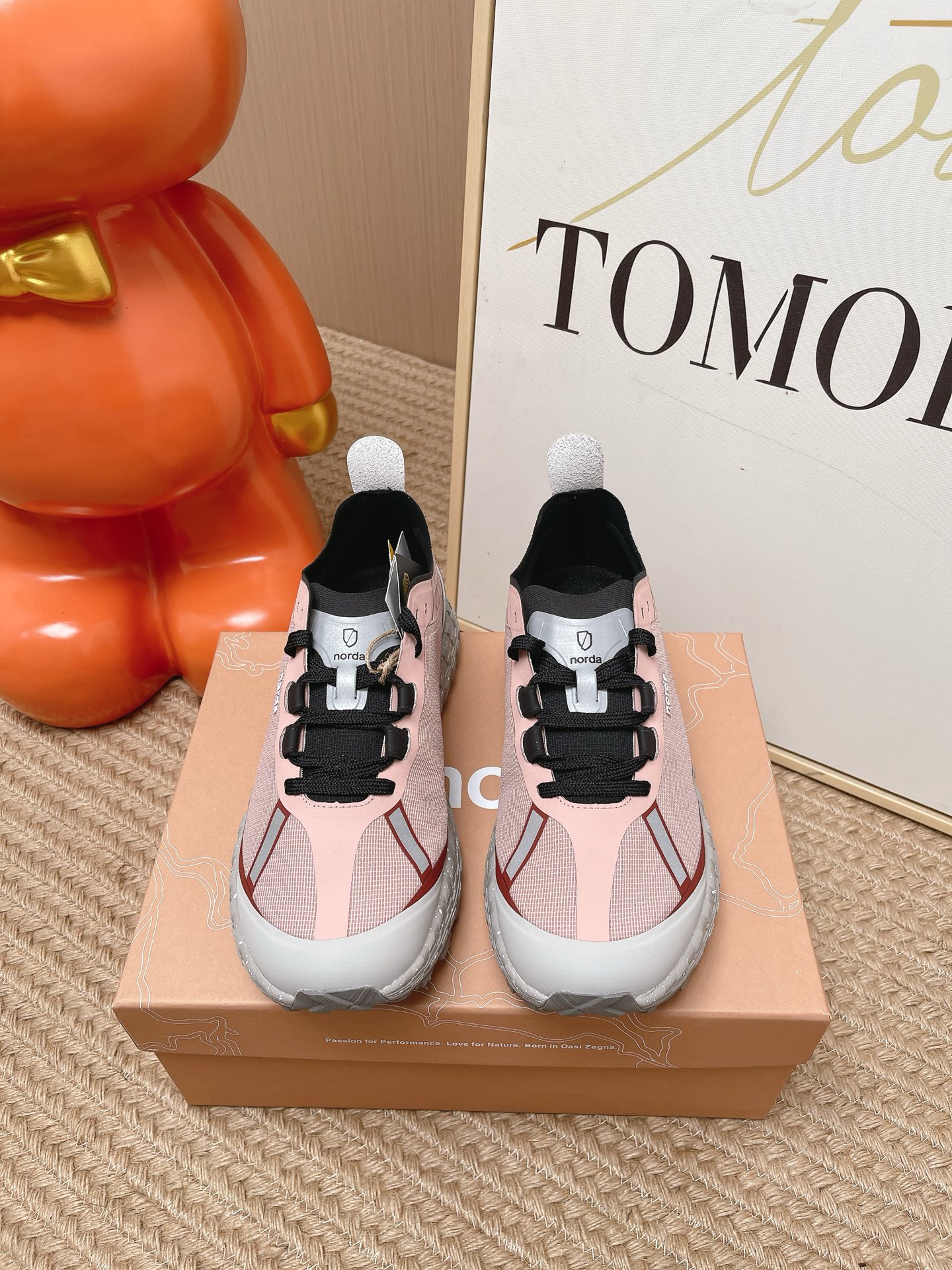 NO:815328,Top version Zzegna Zegna joint model Xnorda couple's sports running shoes  This sports running shoe has excellent breathability for your feet. This dynamic and energetic sports running shoe provides you with solid support and shows off your individual style. The distinctive contrasting color design can attract attention both inside and outside the sports field. The midsole lasting method allows for movable footbeds. The shoes are light and easy to wear, and the soles are soft and comfortable. The outsole is designed with Vlbram brand LOGO bottom sheet, which is shockproof and anti-slip. The production process and high technology are perfectly integrated, providing extraordinary comfort and excellent performance.  Size 35-44 (female 40.41 male 45.46 customized), casual shoes/sports shoes, zegna, sneakers19860909顶级版本 Zzegna 杰尼亚联名款Xnorda 情侣款 运动跑鞋 这款运动跑鞋上脚透气性超好,这款满蕴动感活力的运动跑鞋为您提供稳固支撑,秀出个性风采.鲜明的撞色设计,不论运动场内外,均能造就瞩目焦点.车中底套楦做法,可活动脚床.鞋子轻便好穿,鞋底软弹舒适,大底设计为Vlbram品牌LOGO底片,防震防滑. 制作工艺与高科技完美融合、舒适不凡,性能优异. 尺码35-44（女40.41男45.46定做）,休闲鞋/运动鞋,zegna,sneakers,Women's Shoes