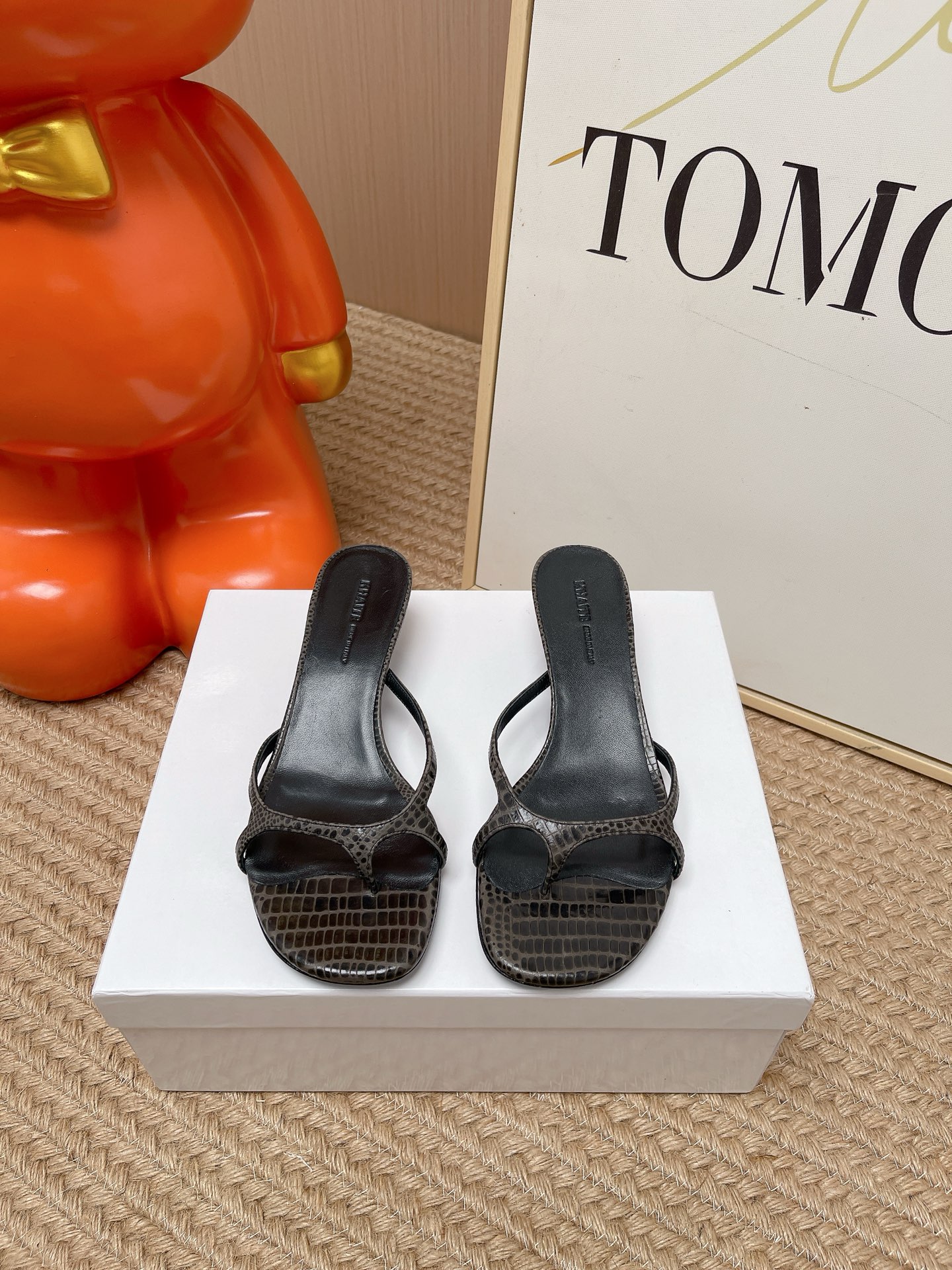 NO:815323,Sharing the top version of Khaite 6 new early spring sandals and beautiful shoes, the most fairy sandals of this season, with high-end fashion sense and super texture. Wear them to become a unique khaite girl. Matched sheepskin/embossed cowhide fabric, sheepskin lining, Italian imported distressed leather sole, code number 35-39# (40# custom-made, non-returnable), slippers, sandals, slippers, cowhide, sheepskin19860909顶级版本 Khaite 6早春新款凉鞋美鞋分享,本季最仙的凉鞋,自带高级时髦感,质感超强穿上它做独具一格的khaite女孩,对版羊皮/压纹牛皮面料,羊皮内里,意大利进口做旧真皮底,码数35-39#（40#订做不退换）,拖鞋,sandals,slippers,cowhide,sheepskin,Women's Shoes