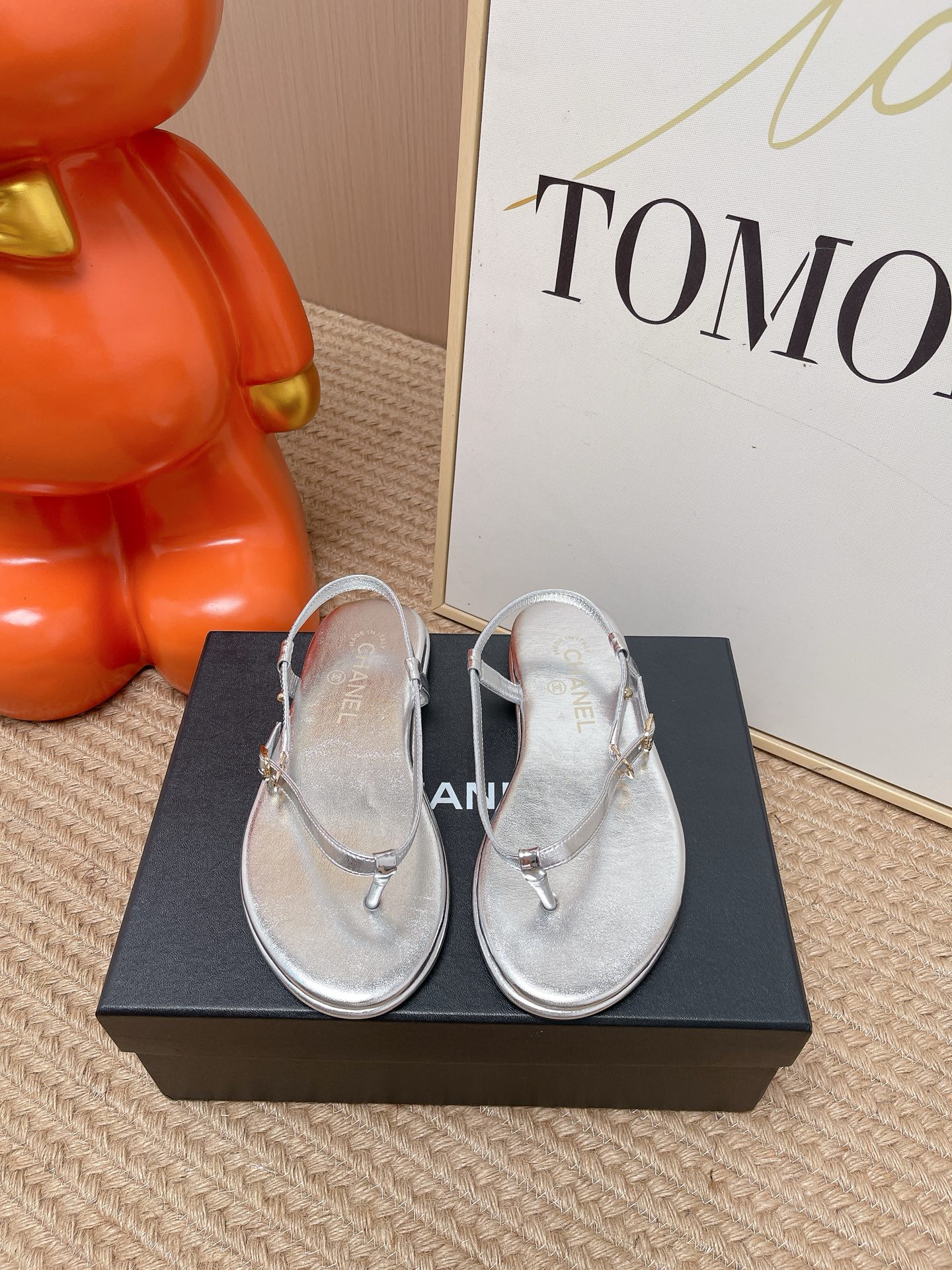 NO:815358,Top version 2026 spring and summer new Chanel Xiaoxiang 26S classic flip-flops, must-have flat-soled flip-flops in summer. Chanel flip-flops, made in Italy, have strong glossy uppers and super textured metal buckles. T-shaped flip-flops + adjustable straps, comfortable and stable to wear, flat-bottomed design suitable for daily life or vacation. The true red is white and eye-catching, can be easily matched with skirts and jeans, and has a perfect summer atmosphere!  Fashionable and practical, a must-have item for summer!  Upper sheepskin/cowhide, lining sheepskin, sole original molded rubber outsole, size 35-39 (40.41. Customized, non-returnable), split-toe shoes, chanel, chanel, slippers, skirts, jeans, cowhide, sheepskin19860909顶级版本 2026春夏新款Chanel香奈儿 小香26S 经典夹脚凉拖鞋夏日必备平底夹趾人字拖鞋 香奈儿人字拖,意大利制造,鞋面光泽感强,金属扣饰超有质感.T字夹趾+可调节绑带,穿着舒适又稳固,平底设计适合日常或度假.正红色显白又亮眼,裙装、牛仔裤都能轻松搭配,夏日氛围感满分！时尚实用,夏天必入单品！ 鞋面羊皮/牛皮 内里垫脚羊皮 鞋底原版开模橡胶大底 码数35-39（40.41.定做不退换）,分趾鞋,chanel,chanel,slippers,skirts,jeans,cowhide,sheepskin,Women's Shoes