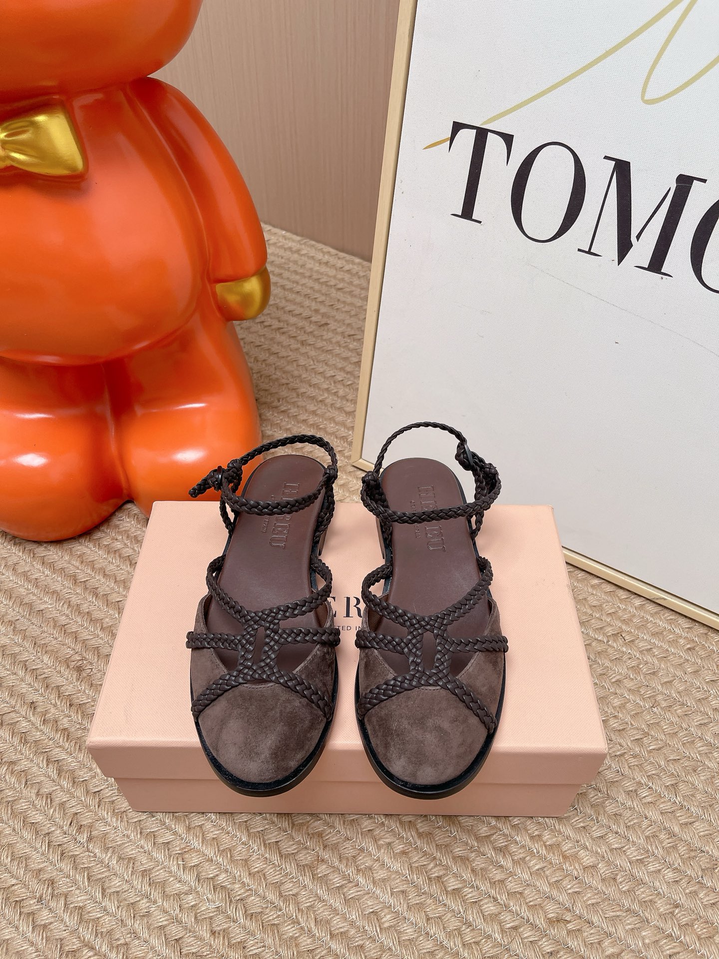 NO:815355,Top version niche trendy brand HEREU｜26 spring and summer new Spanish niche brand retro style braided round toe Mary Jane flat loafers single shoes sandals!  Simple and elegant, the lines are smooth and natural and beautiful. The body of the shoe adopts the design element of strip weaving. This design breaks the monotony of traditional loafers and adds a touch of playfulness and sweetness; the details make the shoes more layered and three-dimensional. The upper is made of imported sheep suede, the lining is sheep cashmere, and the thick leather outsole imported from Italy is size 35-40 (custom-made for 40, non-returnable), sandals, loafers, sandals, mary jane, leather soles19860909顶级版本 小众潮牌HEREU｜26春夏新品西班牙小众品牌 复古风编织圆头玛丽珍平底乐福鞋单鞋凉鞋！ 简洁大方,线条流畅自然既美观,鞋身采用了抽条编织的设计元素,这种设计打破了传统乐福鞋的单调感,增添了一丝俏皮与甜美气息；细节处理则让鞋子更具层次感和立体感. 鞋面采用进口羊反绒 内里垫脚羊大绒 意大利进口加厚真皮大底 size 35-40（40定做不退换）,凉鞋,loafers,sandals,mary jane,Leather soles,Women's Shoes