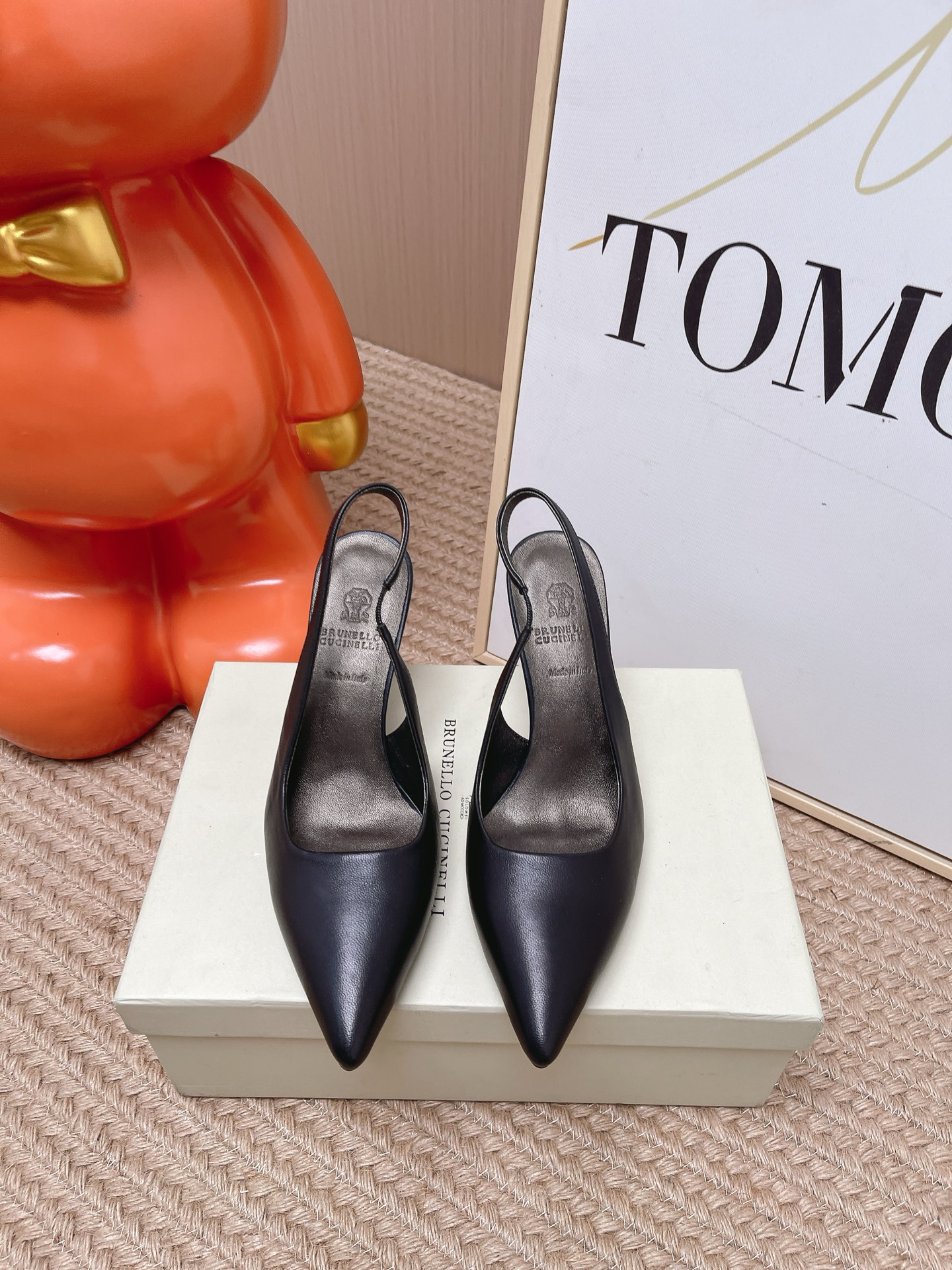 NO:815351,Top version BC 2026 latest point-toe back high-heeled sandals BrunelloCucinelli The classic inspiration from fashion short boots defines the modern elegant style. The precious imported calf leather shows unique mottled colors, allowing you to show your fashionable personality in comfort. It brings you better comfort, and it is a classic shoe that you won’t want to take off when you put it on. The original version is reproduced one to one. The fabric is imported cowhide and the lining is imported sheepskin.  Size 35-39 (custom order of 40 is non-refundable), high heels and sandals, brunello cucinelli, sandals, boots, high heels, cowhide, sheepskin19860909顶级版本 BC 2026最新款 尖头后空高跟凉鞋单鞋 BrunelloCucinelli 源自时装短靴的经典灵感定义了现代优雅风格.珍贵的进口小牛京皮上展现着别致的斑驳.让您在舒适中彰显时尚性格.给您带来更好的舒适度,又是款穿上就不愿脱下的一款经典鞋款,原版一比一复刻. 面料进口牛皮 内里进口羊皮里 码数35-39（40订做不退换）,高跟鞋凉鞋,brunello cucinelli,sandals,boots,high heels,cowhide,sheepskin,Women's Shoes