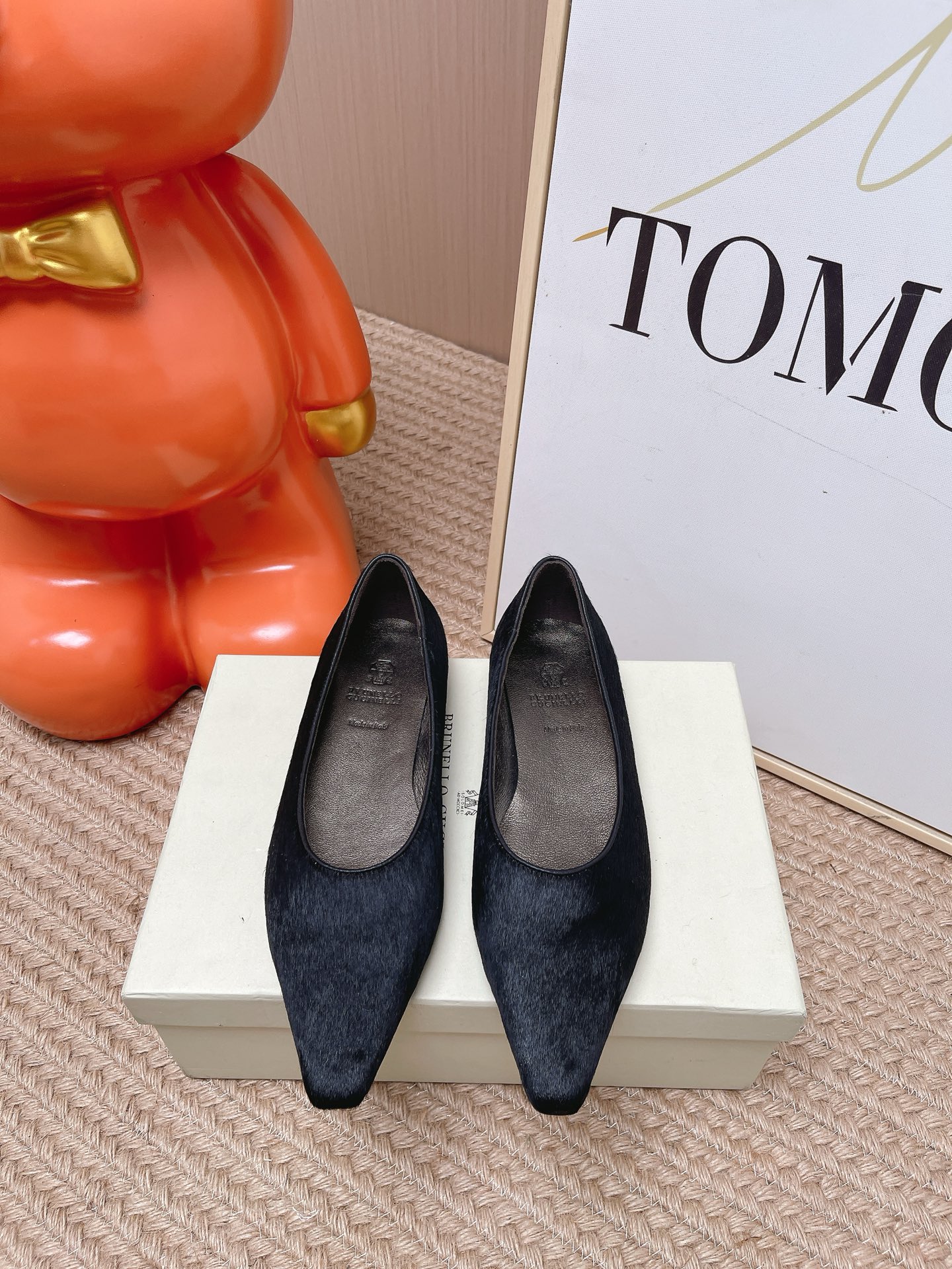 NO:815347,Top version BC 2026 latest point-toe flat shoes BrunelloCucinelli The classic inspiration from fashion short boots defines the modern elegant style. The precious imported calf leather shows unique mottled patterns. It allows you to show your fashionable personality in comfort. It brings you better comfort. It is also a classic shoe that you won’t want to take off when you put it on. The original version is reproduced one to one. The fabric is imported horse hair and the lining is imported sheepskin.  Size 35-39 (custom order of 40 is non-refundable), single shoes, brunello cucinelli, boots, sheepskin19860909顶级版本 BC 2026最新款 尖头平底单鞋 BrunelloCucinelli 源自时装短靴的经典灵感定义了现代优雅风格.珍贵的进口小牛京皮上展现着别致的斑驳.让您在舒适中彰显时尚性格.给您带来更好的舒适度,又是款穿上就不愿脱下的一款经典鞋款,原版一比一复刻. 面料进口马毛 内里进口羊皮里 码数35-39（40订做不退换）,单鞋,brunello cucinelli,boots,sheepskin,Women's Shoes
