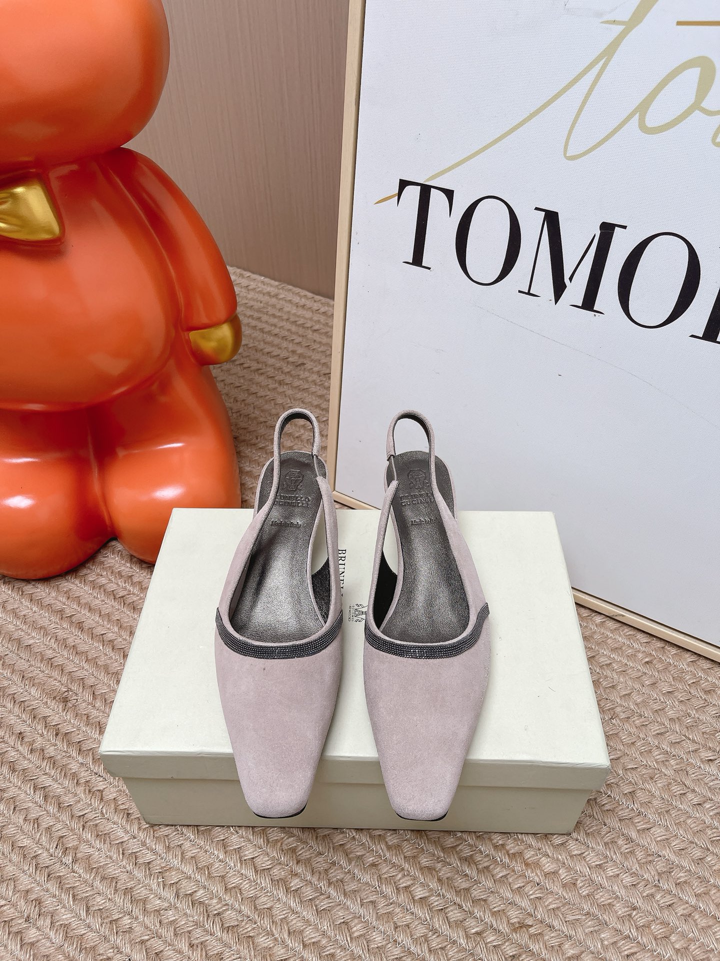 NO:815344,Top version BC 2026 latest point-toe back empty shoes BrunelloCucinelli The classic inspiration from fashion short boots defines the modern elegant style. The precious imported calf leather shows unique mottled patterns. It allows you to show your fashionable personality in comfort. It brings you better comfort. It is also a classic shoe that you won’t want to take off when you put it on. The original version is reproduced one to one. The fabric is imported cowhide/cow leather and the lining is imported sheepskin.  Size 35-39 (40 orders are not returnable), sandals, brunello cucinelli, sandals, boots, cowhide, sheepskin19860909顶级版本 BC 2026最新款 尖头后空单鞋 BrunelloCucinelli 源自时装短靴的经典灵感定义了现代优雅风格.珍贵的进口小牛京皮上展现着别致的斑驳.让您在舒适中彰显时尚性格.给您带来更好的舒适度,又是款穿上就不愿脱下的一款经典鞋款,原版一比一复刻. 面料进口牛皮/牛猄 内里进口羊皮里 码数35-39（40订做不退换）,凉鞋,brunello cucinelli,sandals,boots,cowhide,sheepskin,Women's Shoes