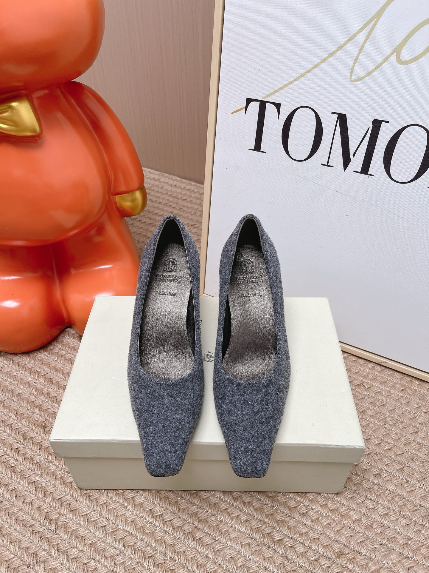 NO:815340,Top version BC 2026 latest point-toe shoes BrunelloCucinelli. The classic inspiration from fashion short boots defines the modern elegant style. The precious imported calf leather shows unique mottled patterns. It allows you to show your fashionable personality in comfort. It brings you better comfort. It is also a classic shoe that you won’t want to take off when you put it on. The original version is reproduced one to one. The fabric is imported cowhide/cow leather and the lining is imported sheepskin.  Size 35-39 (40 orders are not returnable), high-heeled shoes, brunello cucinelli, boots, high heels, cowhide, sheepskin19860909顶级版本 BC 2026最新款 尖头单鞋 BrunelloCucinelli 源自时装短靴的经典灵感定义了现代优雅风格.珍贵的进口小牛京皮上展现着别致的斑驳.让您在舒适中彰显时尚性格.给您带来更好的舒适度,又是款穿上就不愿脱下的一款经典鞋款,原版一比一复刻. 面料进口牛皮/牛猄 内里进口羊皮里 码数35-39（40订做不退换）,高跟鞋单鞋,brunello cucinelli,boots,high heels,cowhide,sheepskin,Women's Shoes