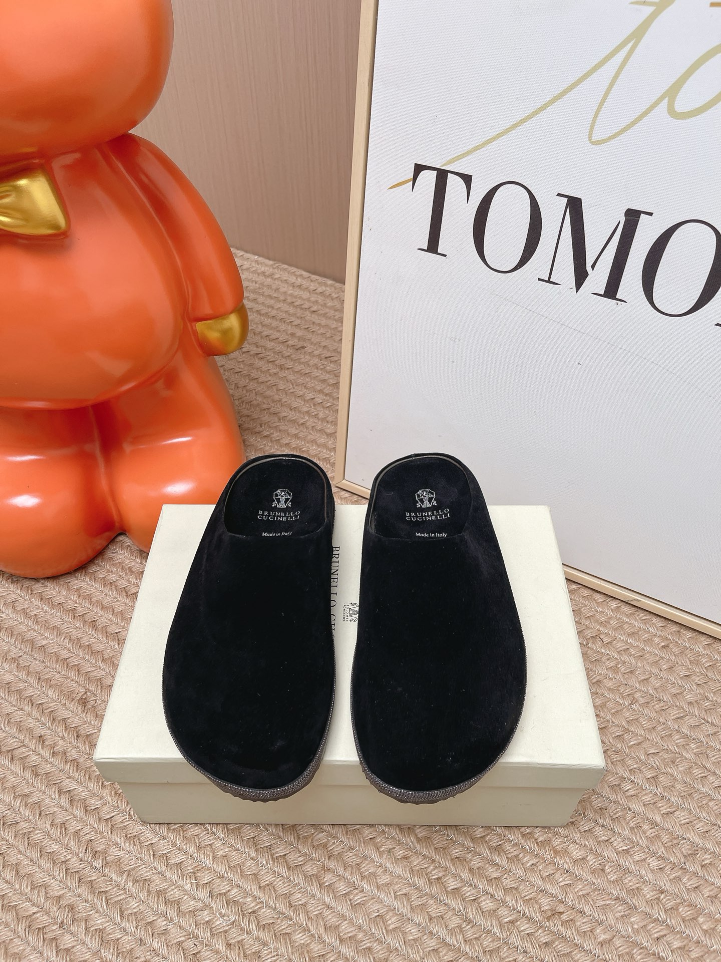 NO:815336,Top quality Brunello Cucinelli BC 26ss new series Boken slippers. This sandal slipper style is classic and will never go out of style!  The personalized logo and unique water ripple groove design on the outsole make it instantly luxurious!  Wear it so you don’t have to change your shoes this summer!  Imported suede upper, comfortable and breathable cowhide lining, original injection molded foam sole, Size 35-39 (customized at 40.41), half drag, brunello cucinelli, slippers, cowhide, chamois leather19860909顶级品质 Brunello Cucinelli BC 26ss新款系列 博肯拖鞋 此款凉拖鞋鞋型堪称经典,永不过时！ 外底上的个性logo和独特的水波纹凹槽设计,奢华度瞬间爆棚！带上它这个夏天就不用再换鞋了！ 鞋面进口麂皮 内里舒适透气牛皮 大底原版注塑美耐发泡底 Size35-39（40.41定做）,半拖,brunello cucinelli,slippers,cowhide,chamois leather,Women's Shoes