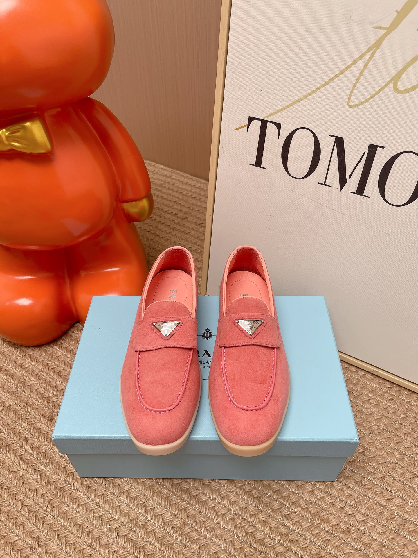NO:815331,Top version for women and men 10 PRADA Prada 26ss spring and summer new triangle logo slip-on loafers are really a classic luxury trend style, interpreting the urban elite. The design highlights functionality and technology. The novel embossed rubber triangle logo shows the brand's iconic elements. The rare non-slip flat bottom is a new style with very good comfort this year! The upper is customized imported cowhide/suede, lining sheepskin, and the padded sheepskin outsole is molded rubber sole.  Size#35-44 (40.41 for women, 45.46 for men, no return or exchange), loafers, prada, prada, loafers, cowhide, sheepskin, chamois leather19860909顶级版本女 男10 PRADA 普拉达26ss 春夏新款 三角标一脚蹬乐福鞋 真的是经典顶奢潮流风范,演绎都市精英 设计彰显功能性与科技感新颖压花橡胶三角形徽标 展现品牌标志性元素难得的防滑平底是今年舒适度非常奈斯的一个新款! 鞋面定制进口牛皮/麂皮 内里羊皮 垫脚羊皮大底模具成型橡胶底 Size#35-44（女40.41男45.46订做不退换）,乐福鞋,prada,prada,loafers,cowhide,sheepskin,chamois leather,Women's Shoes