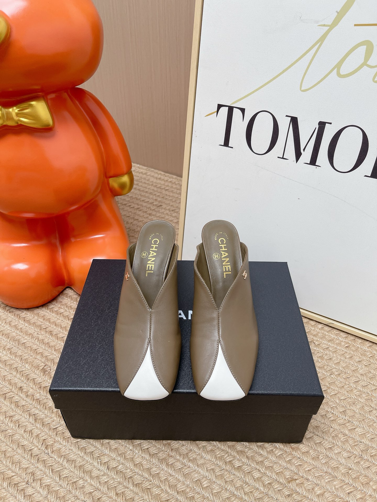 NO:815326,The top version of Chanel's color-blocked high-heeled mules are made of patent leather + white splicing, which is simple and highly recognizable!  Metal double C logo on the upper, full of brand sense. Thick heel design, moderate heel height, can be easily used for daily commuting or formal occasions. No heel style, easy to put on and take off, elegant and practical, can be worn with skirts and trousers, easily enhance the sense of style. Size35-40 (40 customized), half-slip heels, chanel, high heels, skirts19860909顶级版本 香奈儿这款拼色高跟穆勒鞋,采用漆皮+白色拼接,简约又超有辨识度！鞋面金属双C标志,品牌感满满.粗跟设计,跟高适中,日常通勤或正式场合都能轻松驾驭.无后跟款式,穿脱方便,优雅又实用,裙装裤装都能搭,轻松提升造型感 Size35-40（40 定做）,半拖高跟鞋,chanel,high heels,skirts,Women's Shoes
