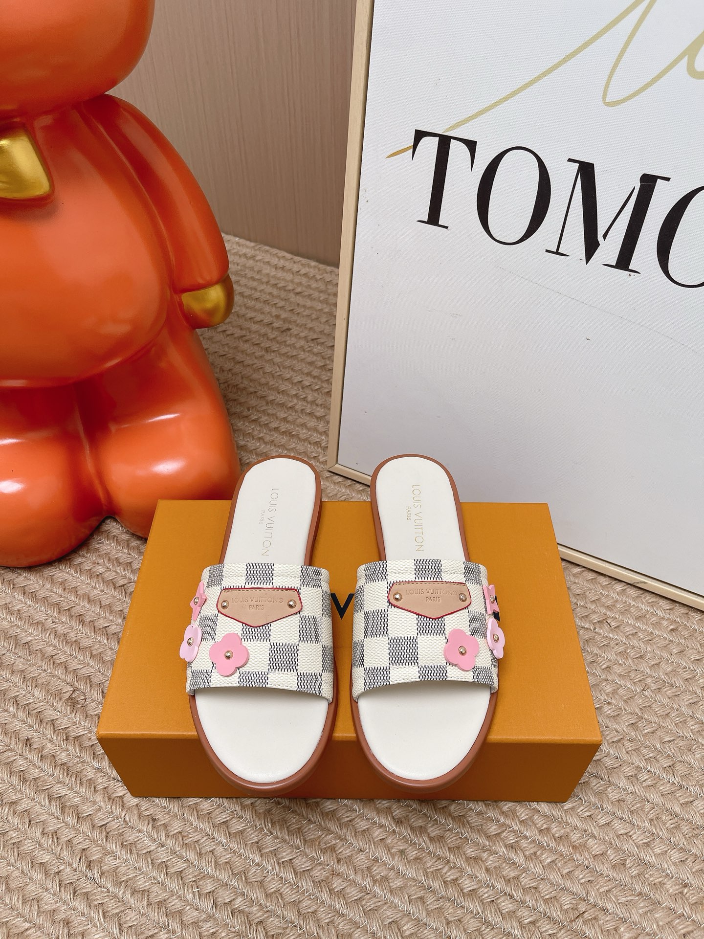 NO:815321,Top version LV | Louis Vuitton 26 spring and summer new style, the same as the original version, the counter specializes in the latest slippers, hard goods are new, purchasing agent level!  Full of high-end feel!  A popular model among bloggers at home and abroad, it’s retro and fashionable, and your feet look stunning!  The official website’s main recommendation★ Original cowhide material for upper, imported sheepskin lining for outsole, original Italian leather outsole, shoe size: 35-39 (customized at 40.41), slippers, louis vuitton, louis vuitton, slippers, cowhide, sheepskin, Leather soles19860909顶级版本 LV | 路易威登 26 春夏新款 原版一致 专柜主打最新款拖鞋 硬货上新 代购级别！高级感十足！国内外博主刷爆的一款,复古又时髦 上脚美炸了！官网主推款★ 鞋面原版牛皮面料 内里进口羊皮里 大底原版意大利真皮大底 鞋码: 35-39（40.41定制）,拖鞋,louis vuitton,louis vuitton,slippers,cowhide,sheepskin,Leather soles,Women's Shoes