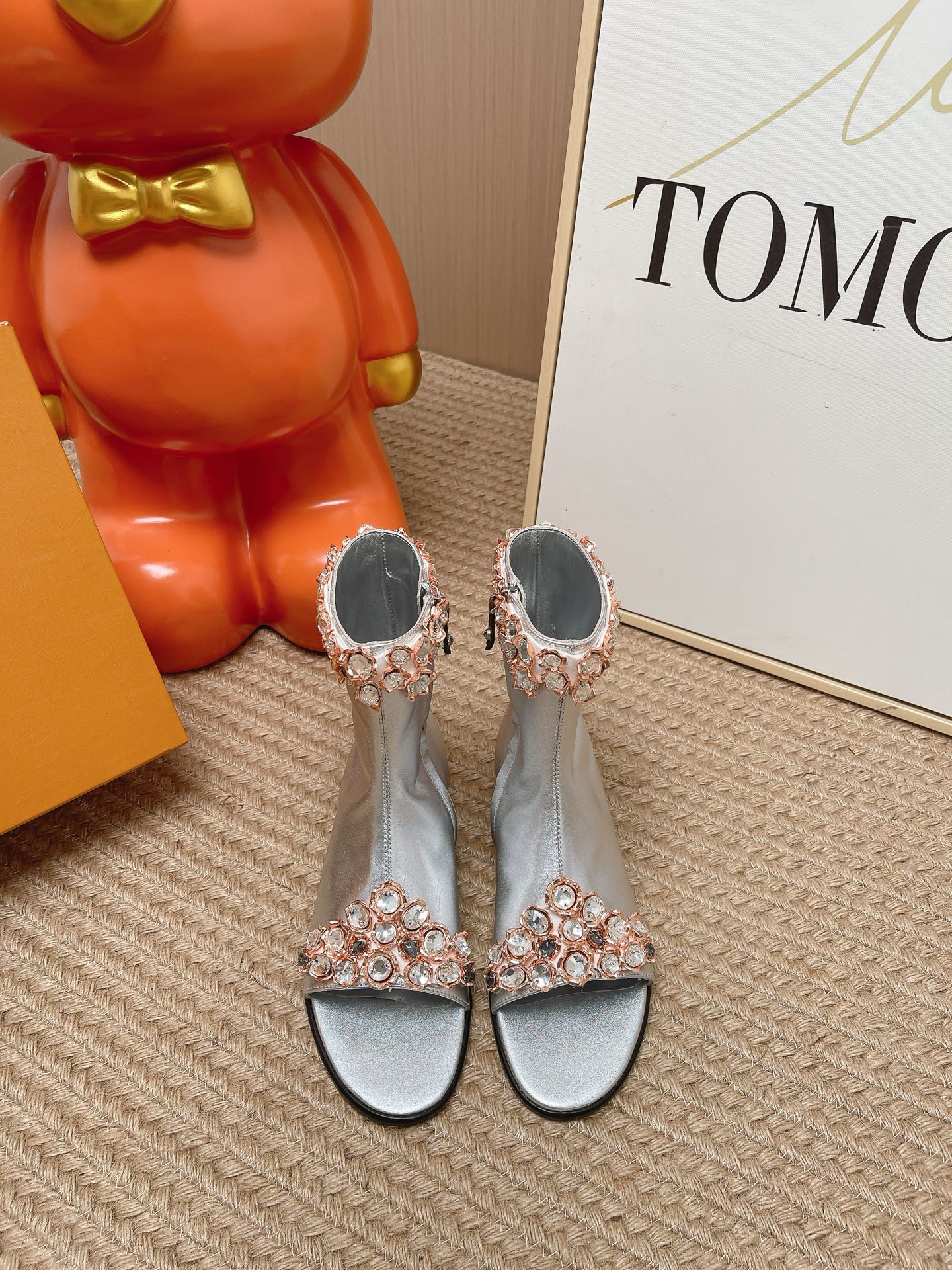 NO:815318,Top version LV | Louis Vuitton 2026 spring and summer new style The top version is the same as the original version. The counter focuses on the latest LV TALISMAN rhinestone open-toe ankle boots. New hard goods. BS purchasing level!  Full of high-end feel!  A popular model among bloggers at home and abroad, it is retro, fashionable and looks great on your feet!  The official website’s main recommendation★ Original high-custom cowhide upper, imported sheepskin lining, original imported leather outsole, heel height 1.0cm, shoe size: 35-39 (customized 40, 41), boots, louis vuitton, louis vuitton, boots, cowhide, sheepskin, Leather soles19860909顶级版本 LV | 路易威登 2026春夏新款 顶级版本原版一致 专柜主打最新款 LV TALISMAN 水钻露趾及踝靴 硬货上新 BS代购级别！高级感十足！国内外博主刷爆的一款,复古又时髦上脚美炸了！官网主推款★ 鞋面原版高定制牛皮 内里进口羊皮里 大底原版进口真皮大底 跟高1.0cm 鞋码: 35-39（40、41定制）,靴子,louis vuitton,louis vuitton,boots,cowhide,sheepskin,Leather soles,Women's Shoes