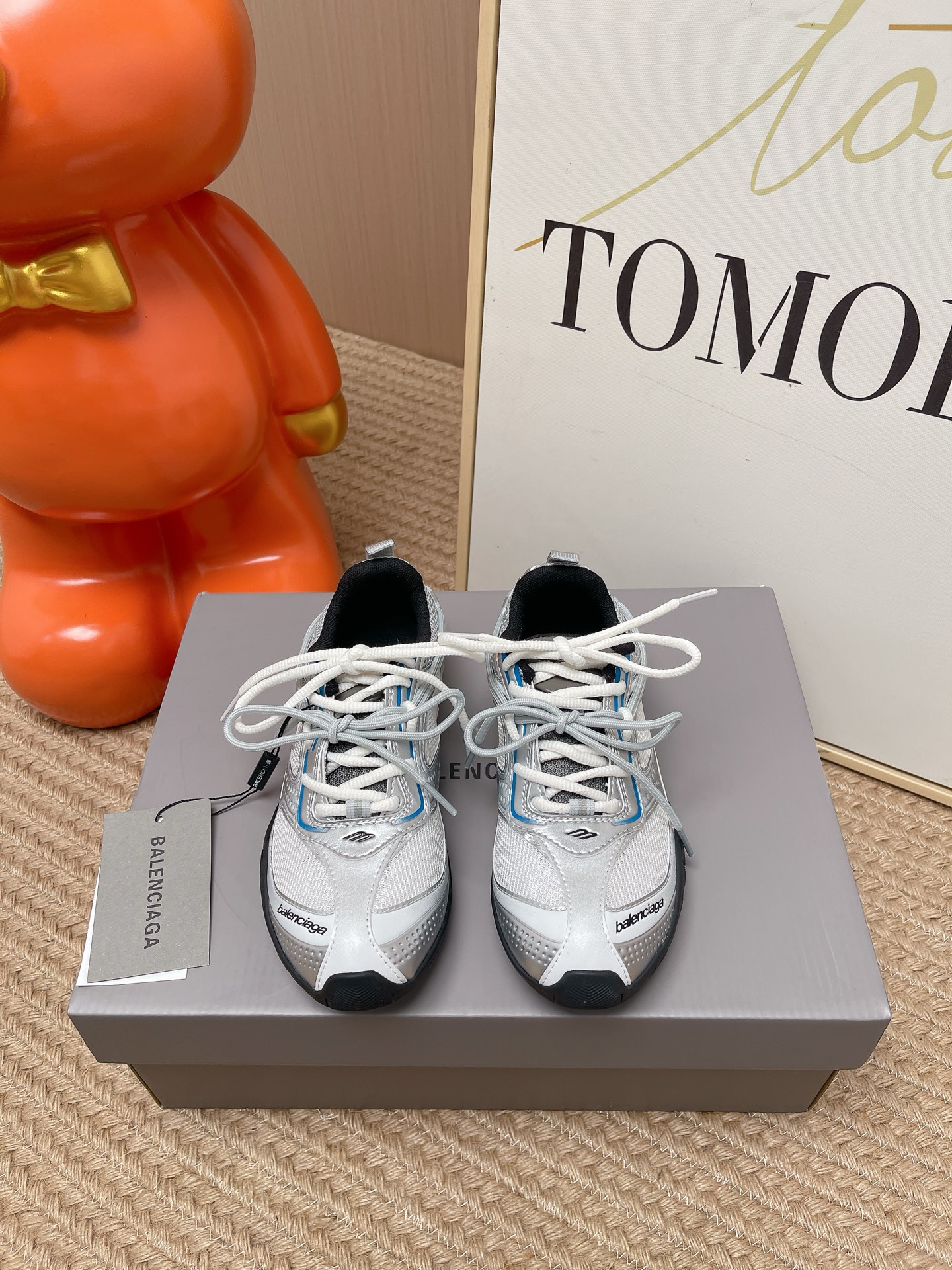 NO:815310,The top version of the couple's model, Balenciaga Radar has mastered it. This pair of shoes welds together the sense of millennium retro and future technology. The streamlined shoe body + double shoelace design brings an effortless pioneering feeling. The mesh surface is breathable and light, and it directly unlocks the 'stepping on the clouds' feeling on the feet. It is excellent with overalls and sweatpants. The radar signal is locked, and Radar has a sense of pioneering. Millennial sports style, romantic rebellion in pink and purple tones. Thin soles are lightweight, giving a sense of the future to the feet.  Double shoelace design, a dual expression of practicality and fashion. Sizes 35-44 (40.41 for women, 45.46 for men, customized), casual shoes/sports shoes, balenciaga, sneakers19860909顶级版本 情侣款 巴黎世家Radar狠狠拿捏了 这双鞋把千禧复古和未来科技感焊在了一起 流线型鞋身+双鞋带设计,自带一种不费力的先锋感 网面透气又轻,上脚直接解锁“踩云感” 搭配工装裤、运动裤都超绝, 雷达信号锁定,先锋感拉满的Radar 千禧运动风,粉紫调的浪漫反叛 薄底轻量,把未来感穿在脚上 双鞋带设计,实用与潮流的双重表达 尺码35-44（女40.41男45.46定做）,休闲鞋/运动鞋,balenciaga,sneakers,Women's Shoes